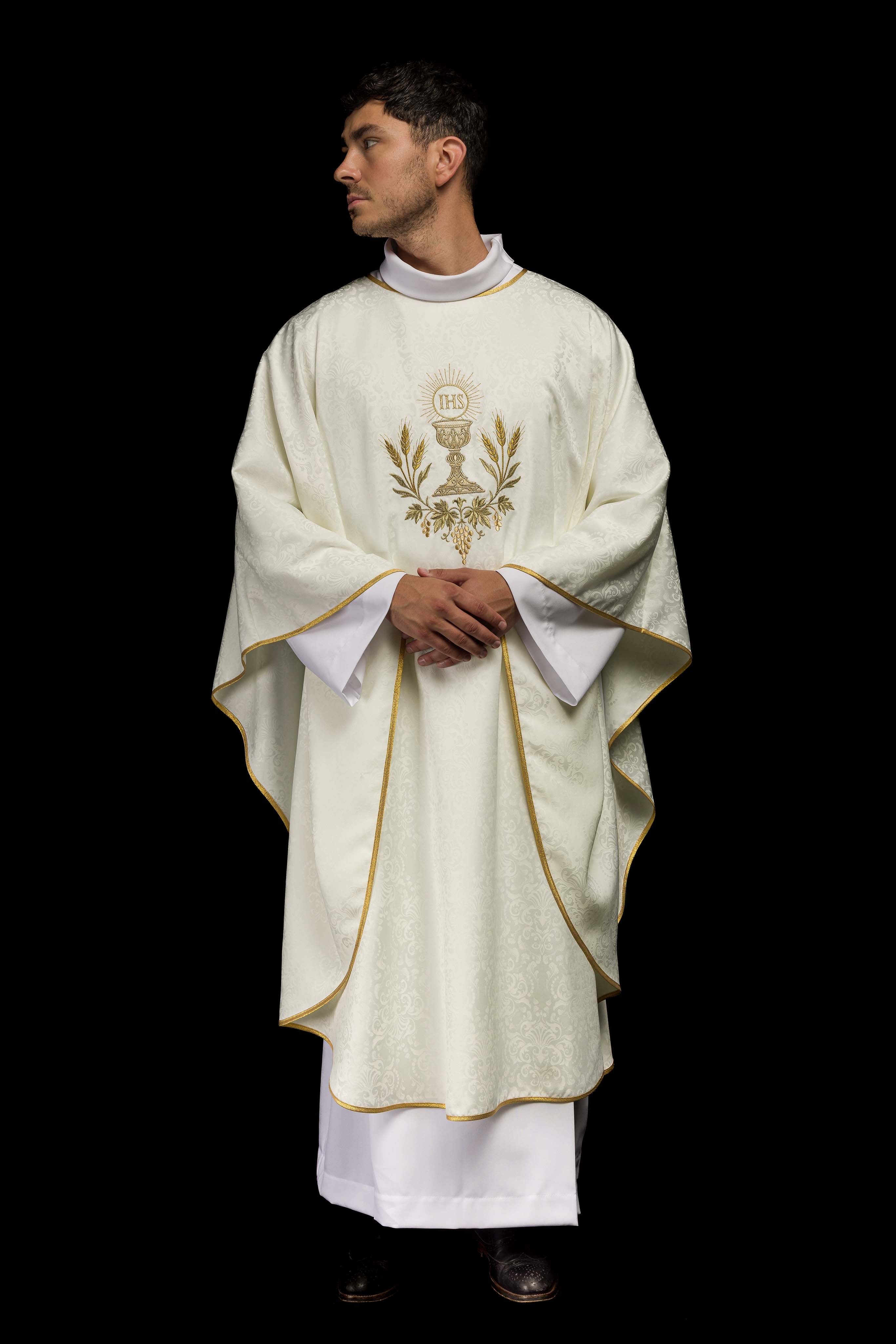 Chasuble liturgique écru avec broderie de calice et hostie sur tissu jacquard