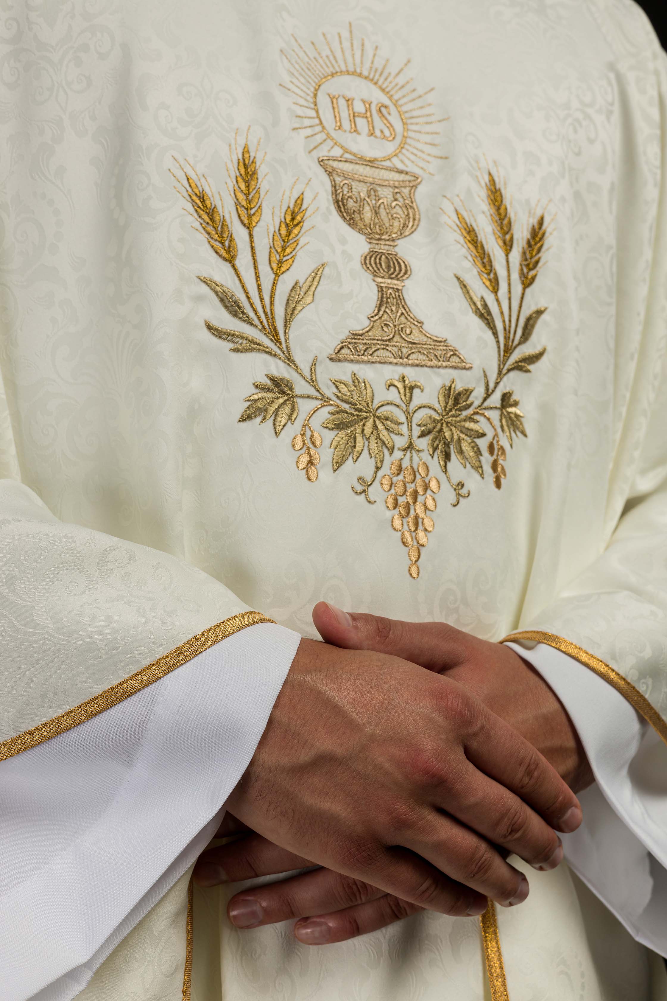 Chasuble liturgique écru avec broderie de calice et hostie sur tissu jacquard