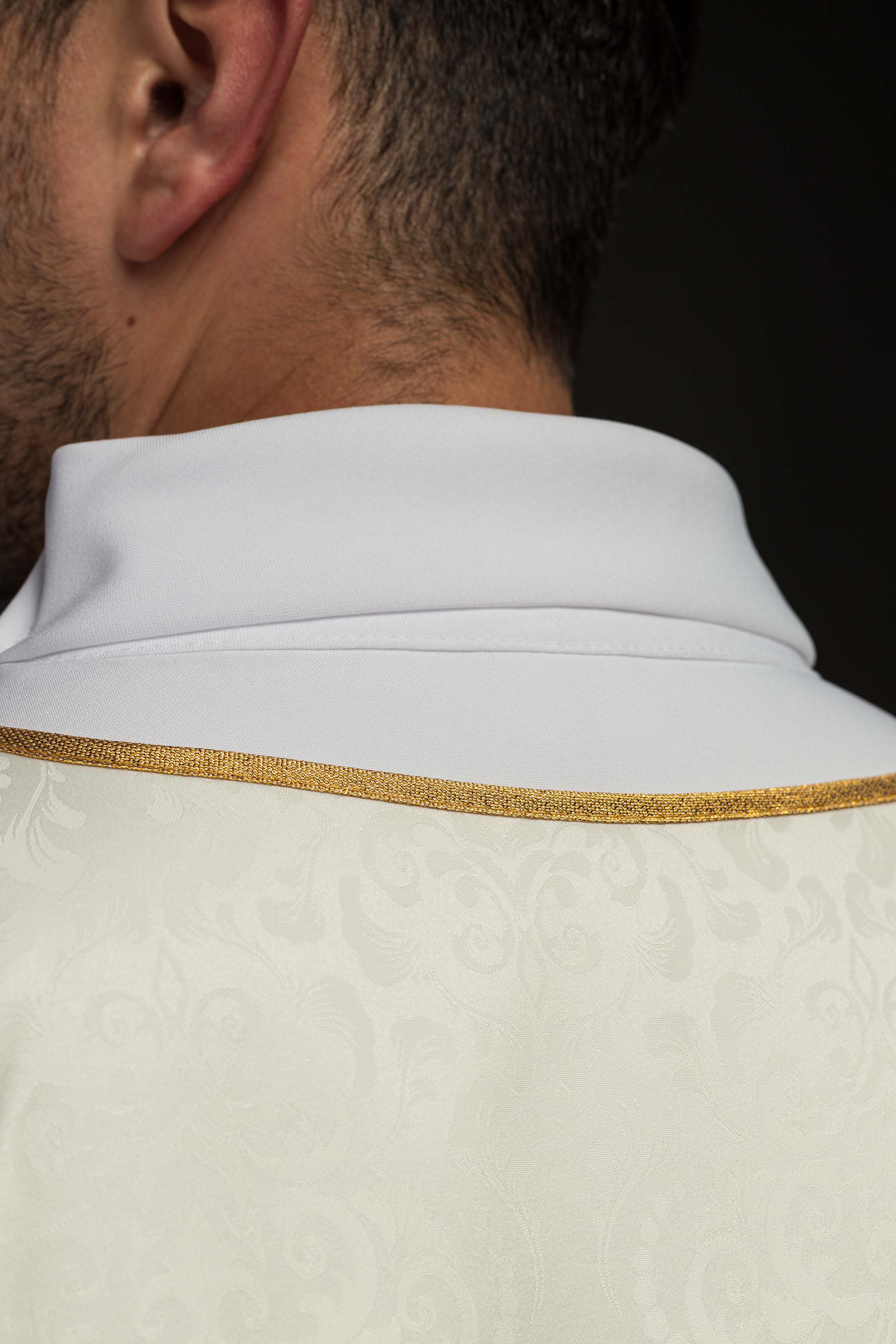 Chasuble liturgique écru avec broderie de calice et hostie sur tissu jacquard