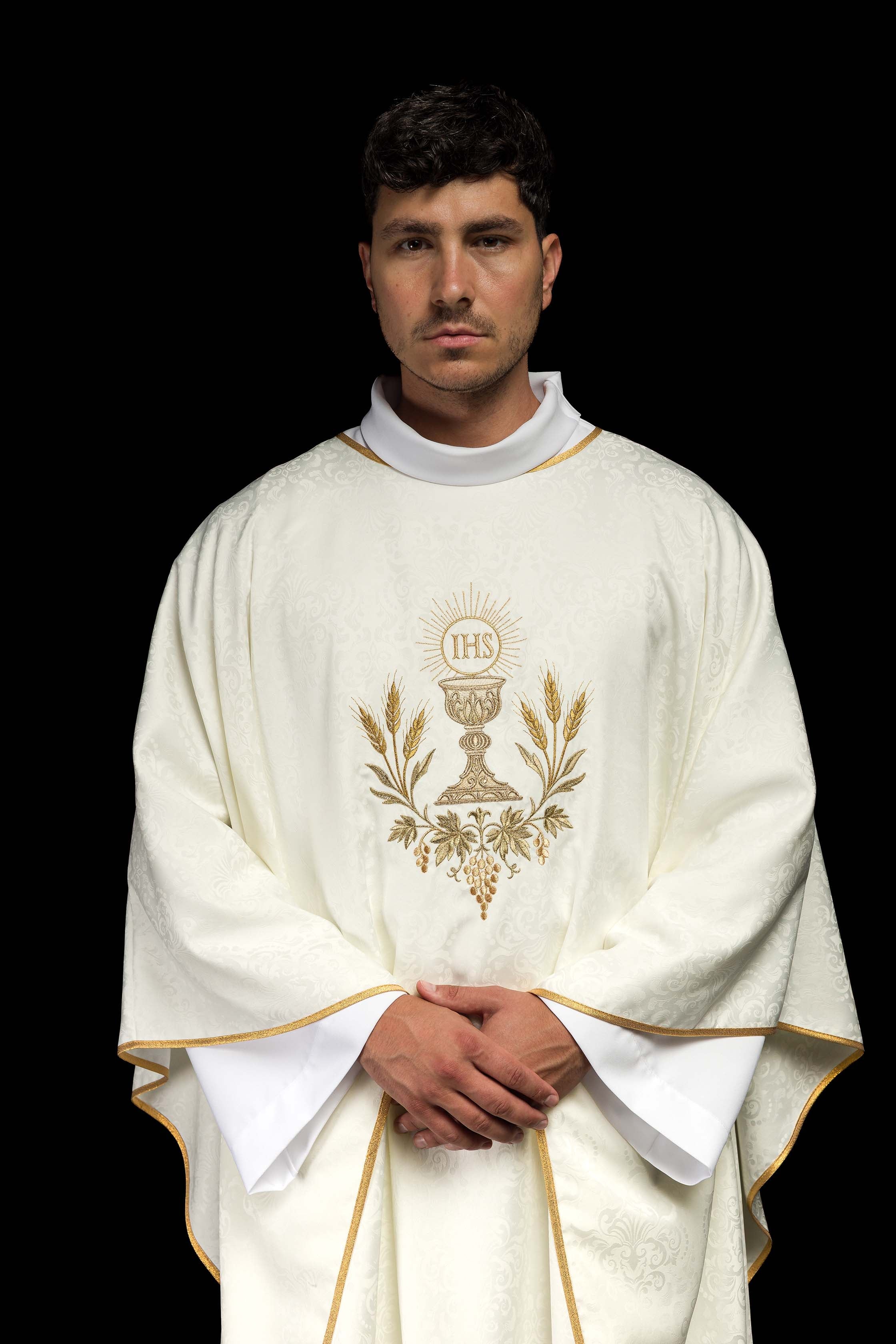 Chasuble liturgique écru avec broderie de calice et hostie sur tissu jacquard