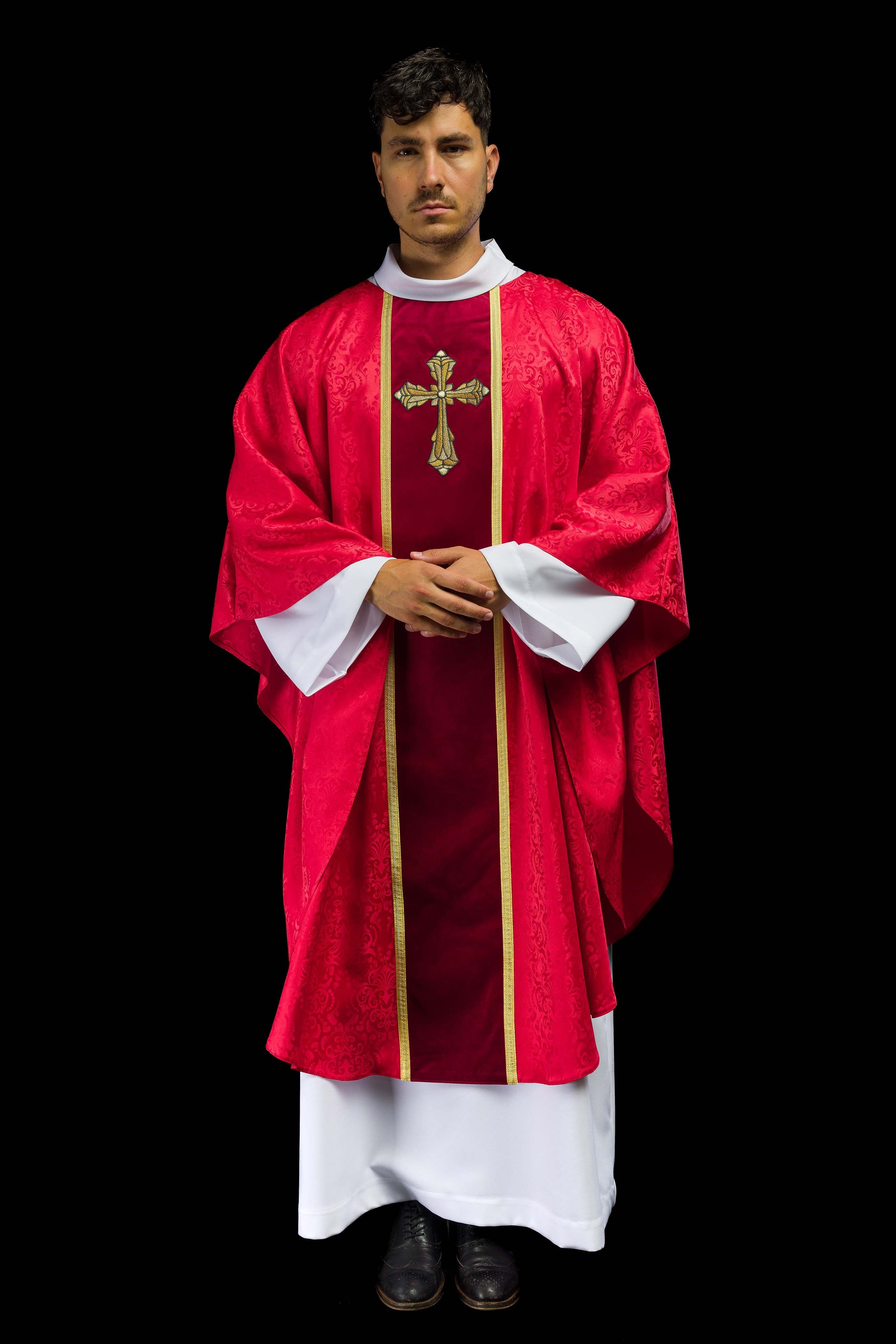 Chasuble liturgique rouge avec étole et broderie de croix sur tissu jacquard