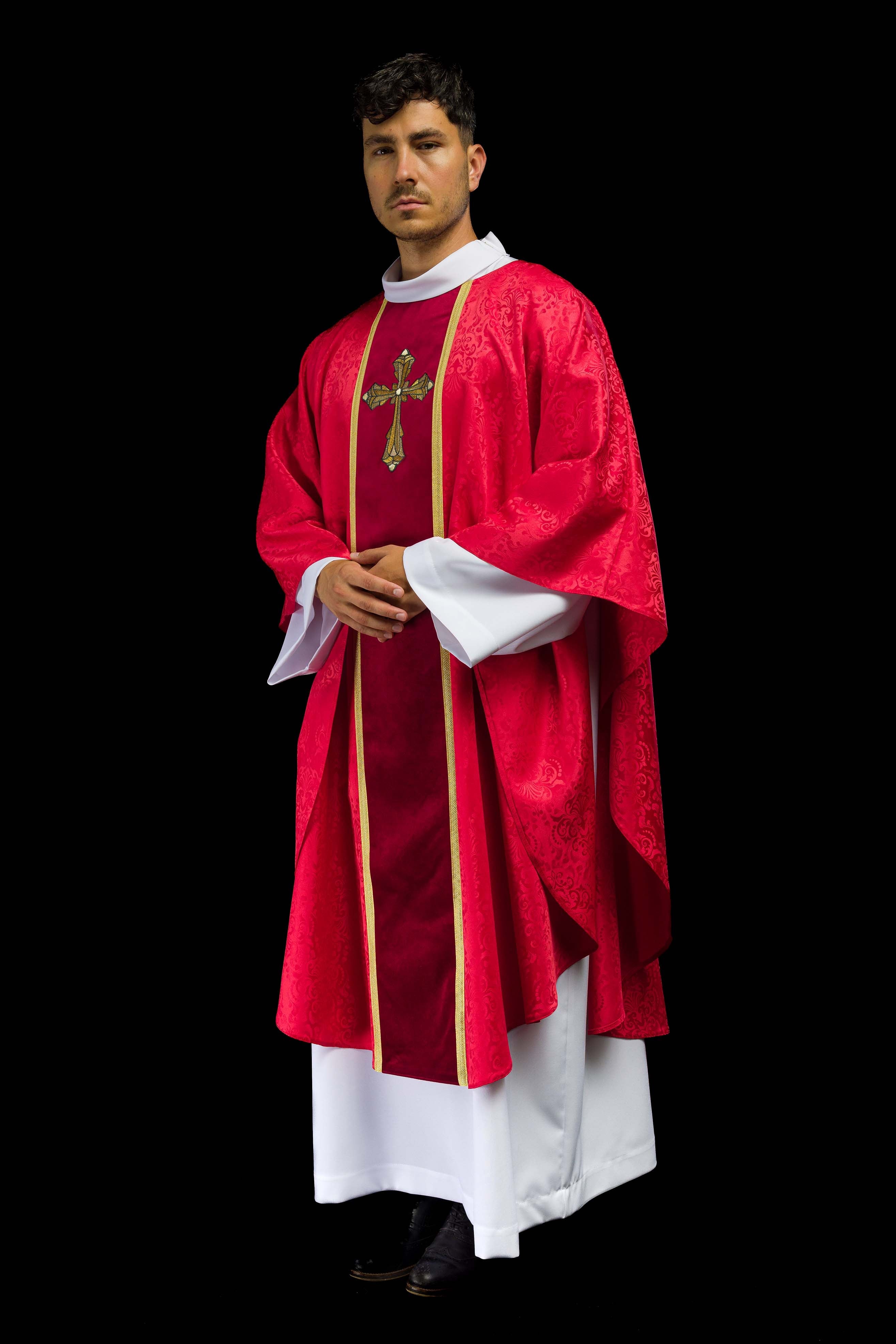 Chasuble liturgique rouge avec étole et broderie de croix sur tissu jacquard