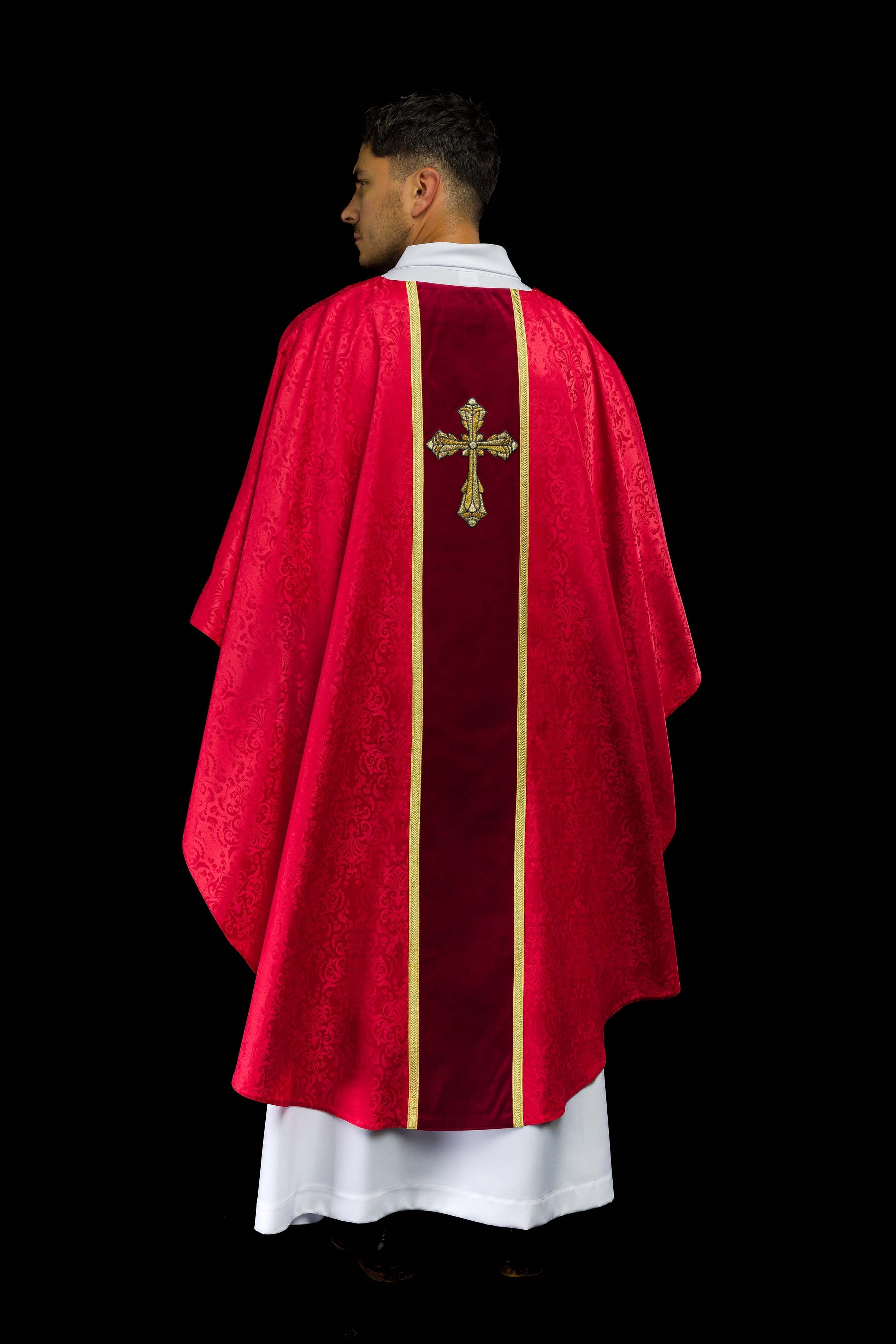 Chasuble liturgique rouge avec étole et broderie de croix sur tissu jacquard