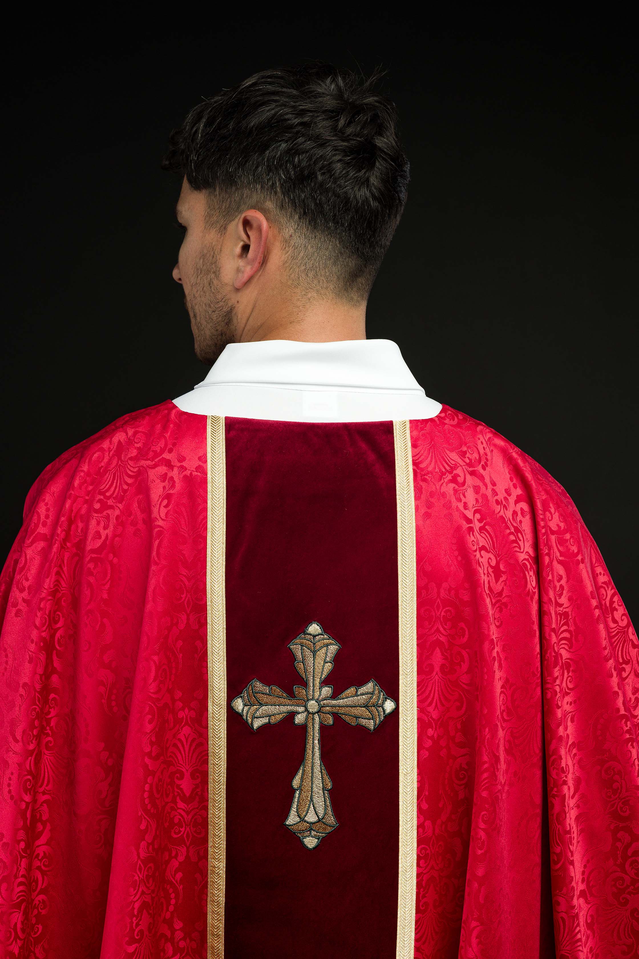 Chasuble liturgique rouge avec étole et broderie de croix sur tissu jacquard