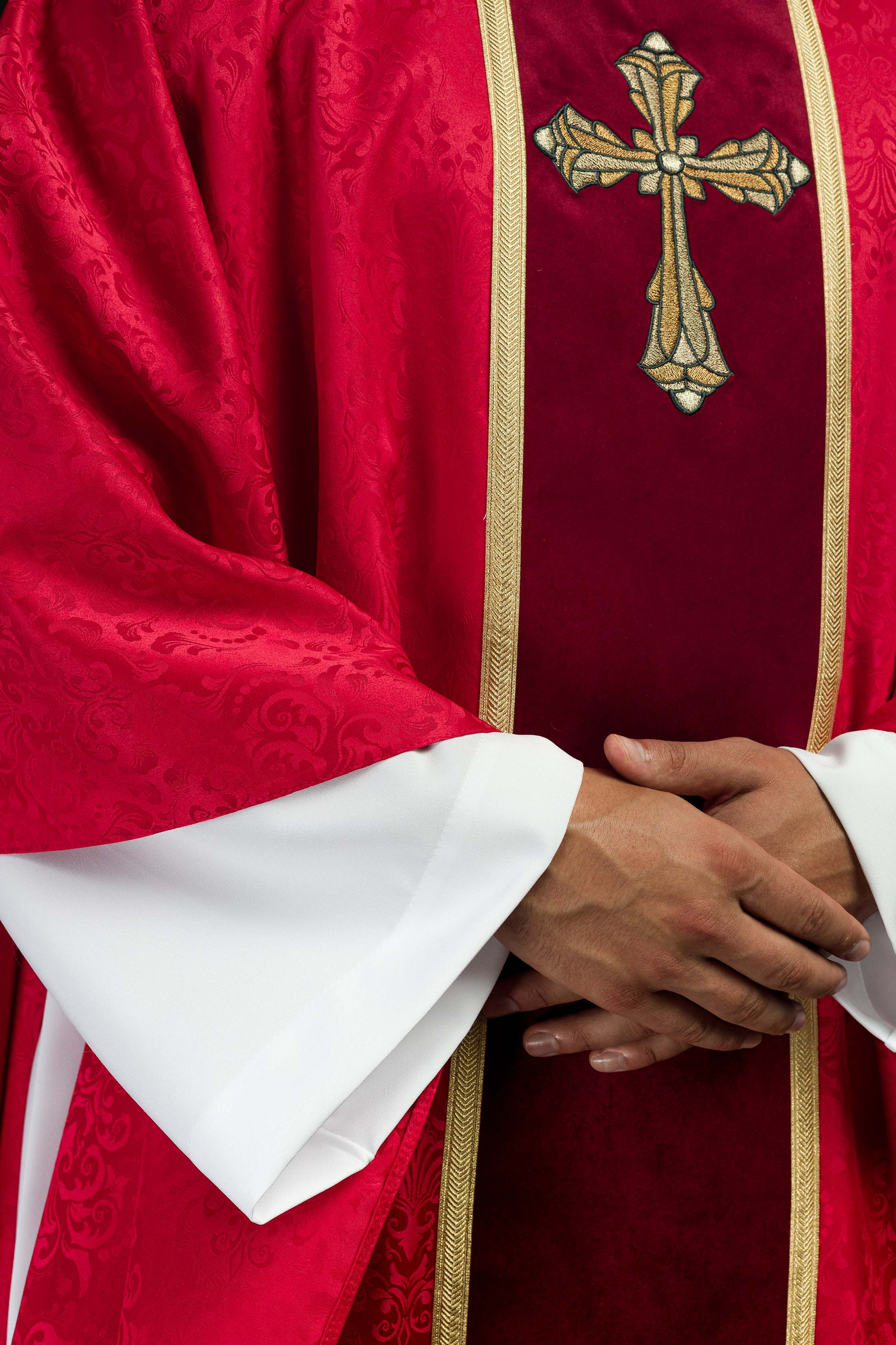 Chasuble liturgique rouge avec étole et broderie de croix sur tissu jacquard