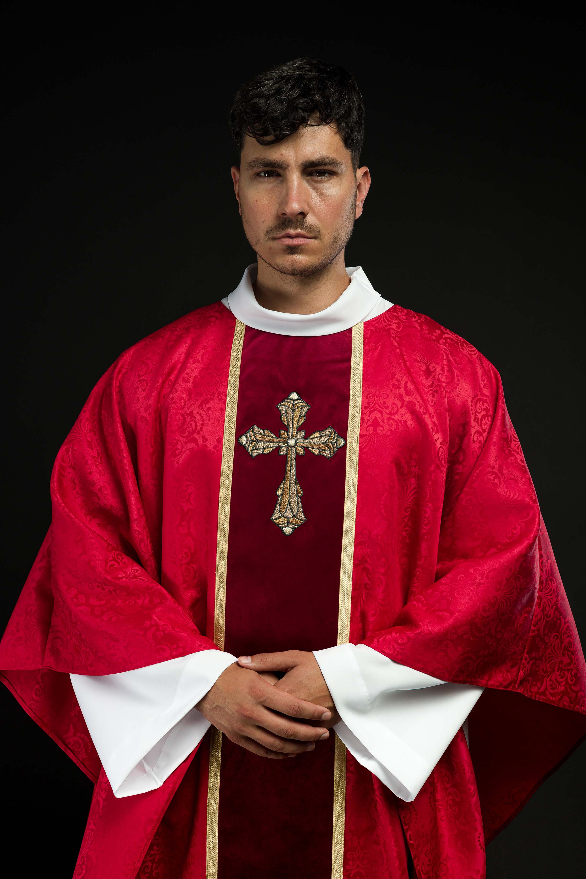Chasuble liturgique rouge avec étole et broderie de croix sur tissu jacquard