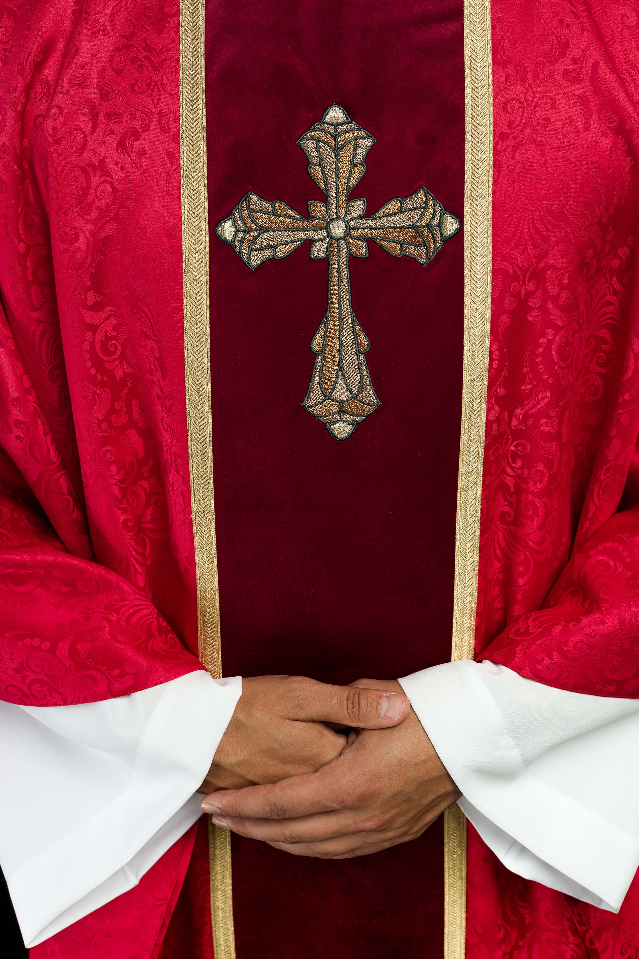 Chasuble liturgique rouge avec étole et broderie de croix sur tissu jacquard