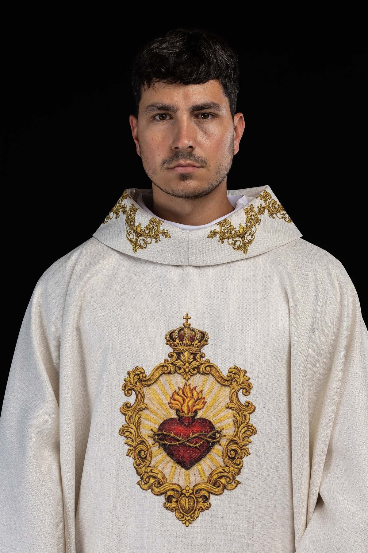 Chasuble écrue imprimée avec motif du Sacré-Cœur de Jésus