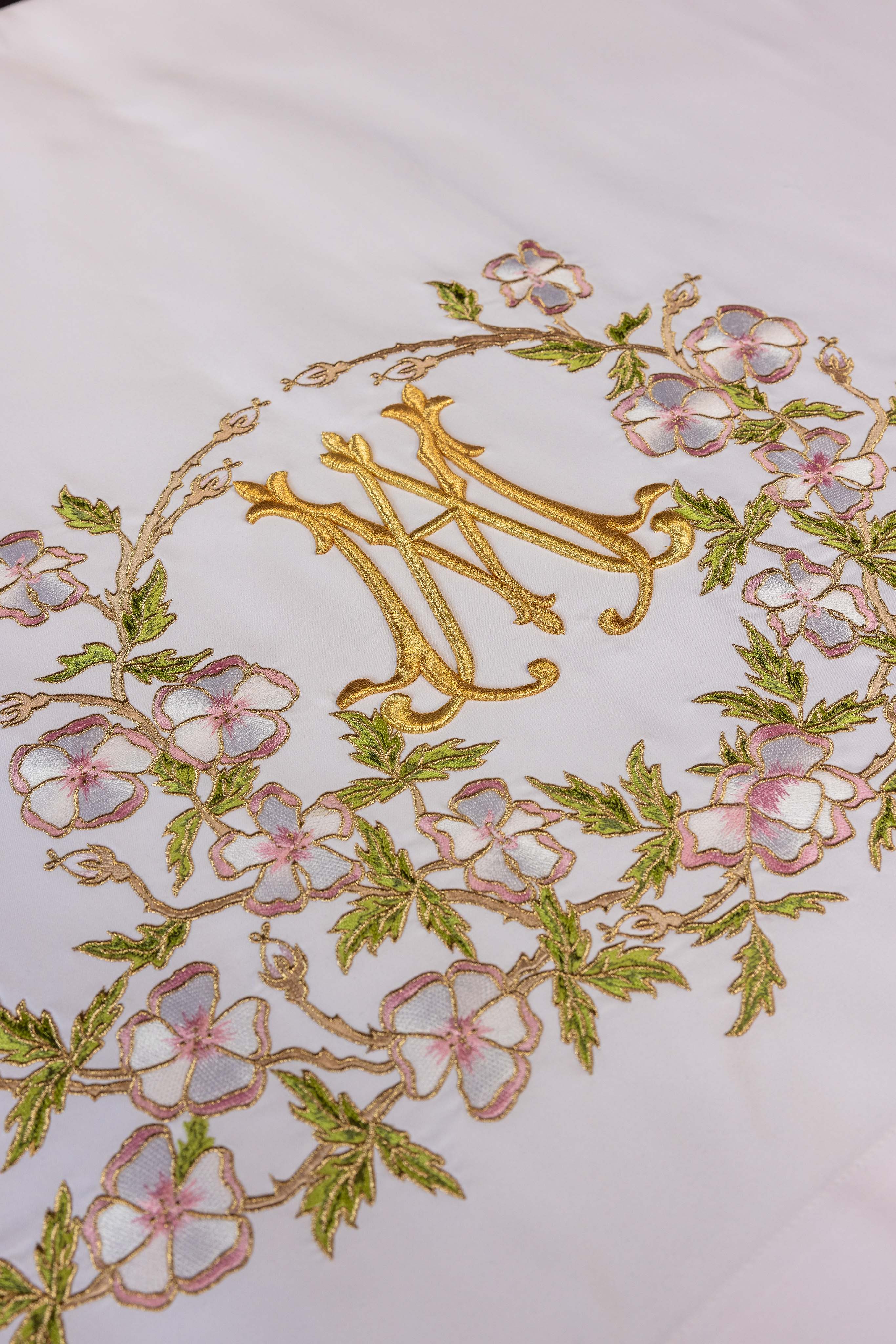 Nappe d'autel richement décorée avec broderie frontale et motif marial