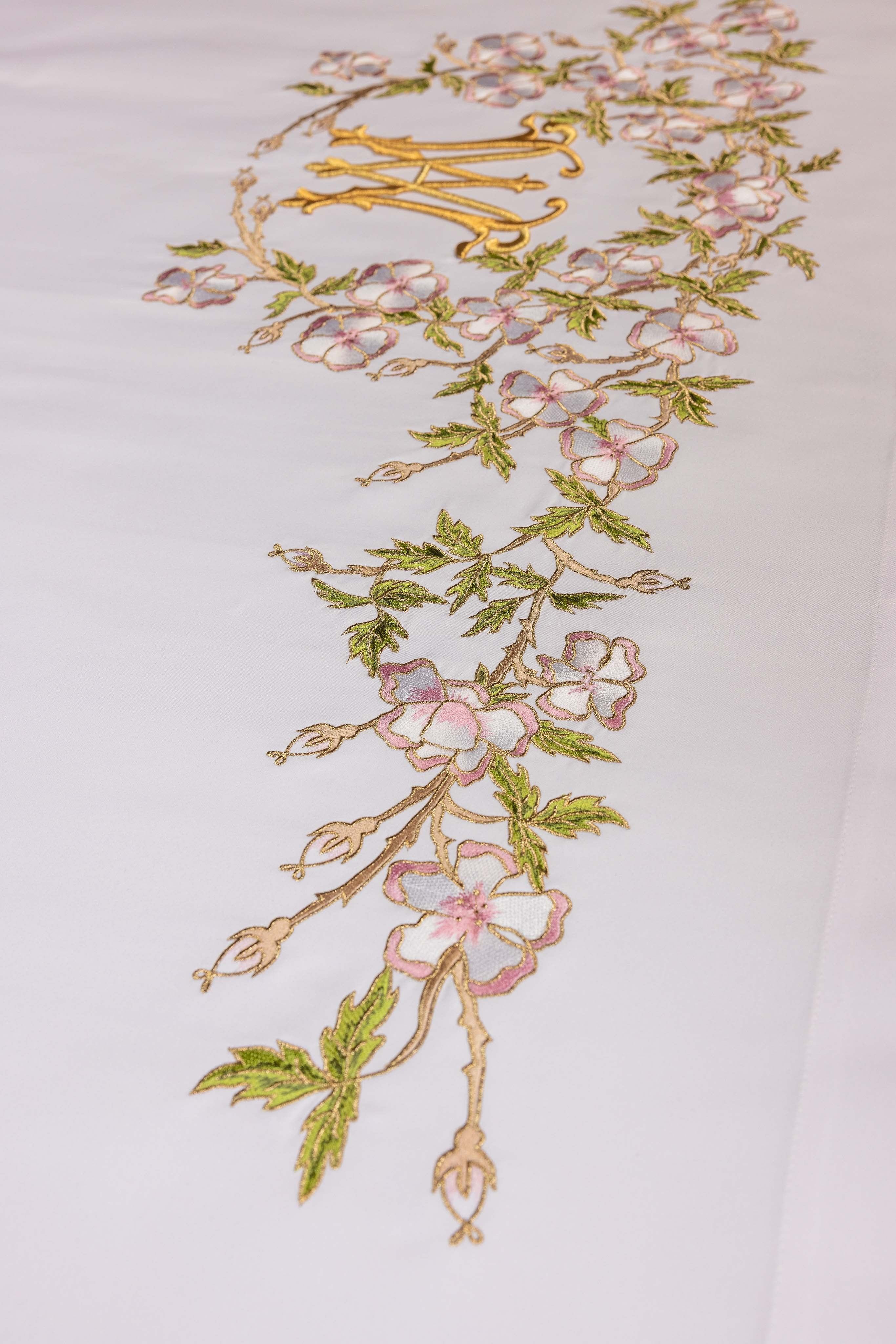 Nappe d'autel richement décorée avec broderie frontale et motif marial