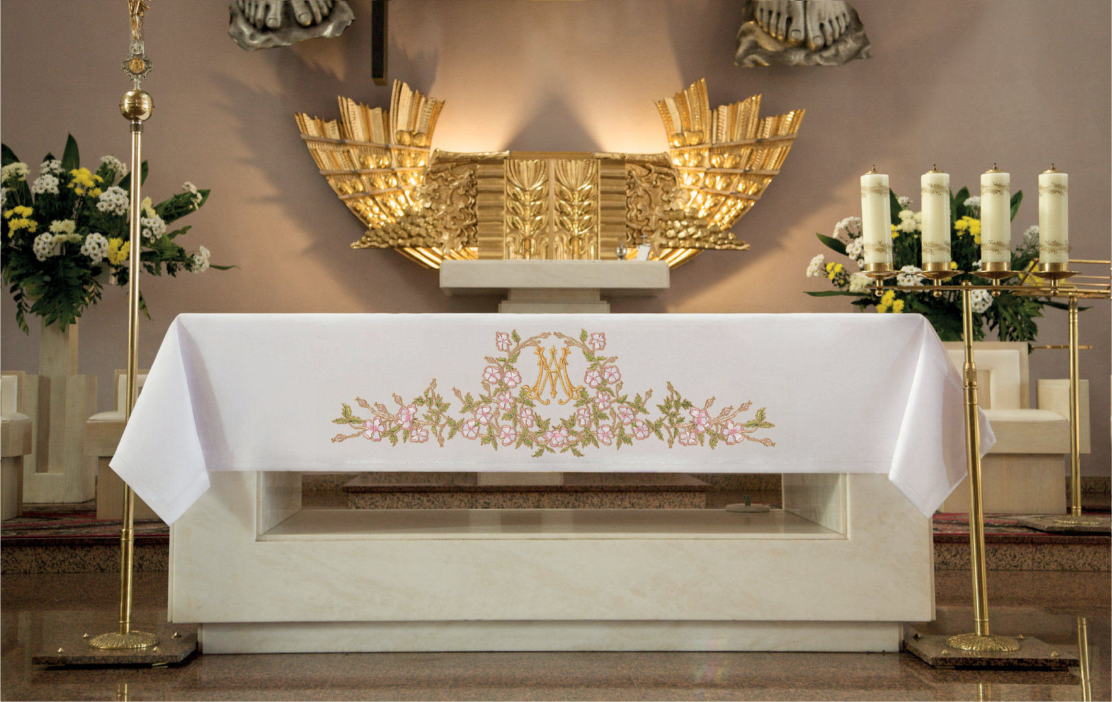 Nappe d'autel richement décorée avec broderie frontale et motif marial