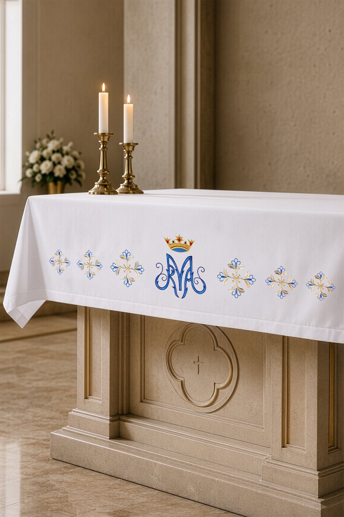 Nappe d'autel avec broderie mariale bleue sur le devant
