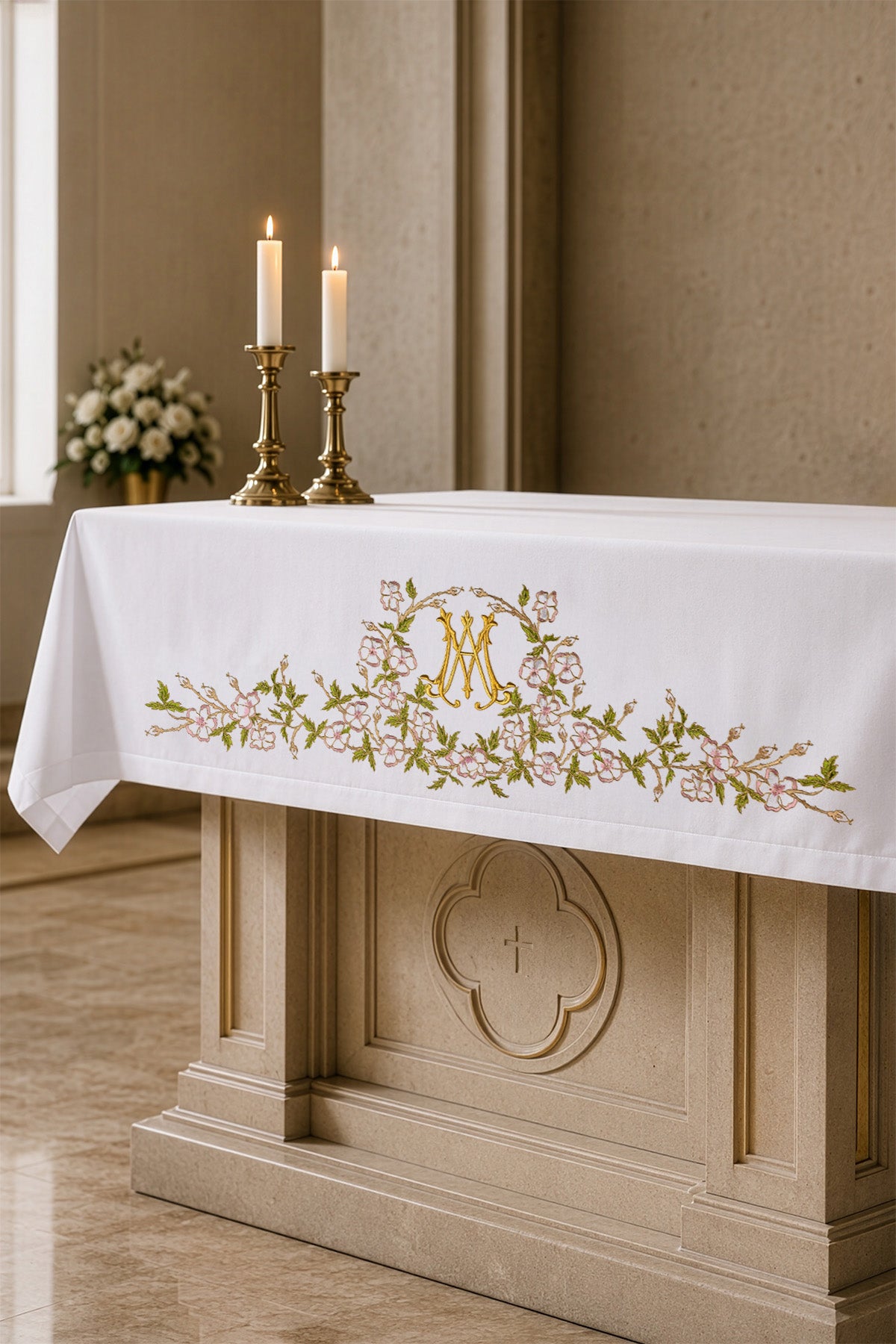 Nappe d'autel richement décorée avec broderie frontale et motif marial