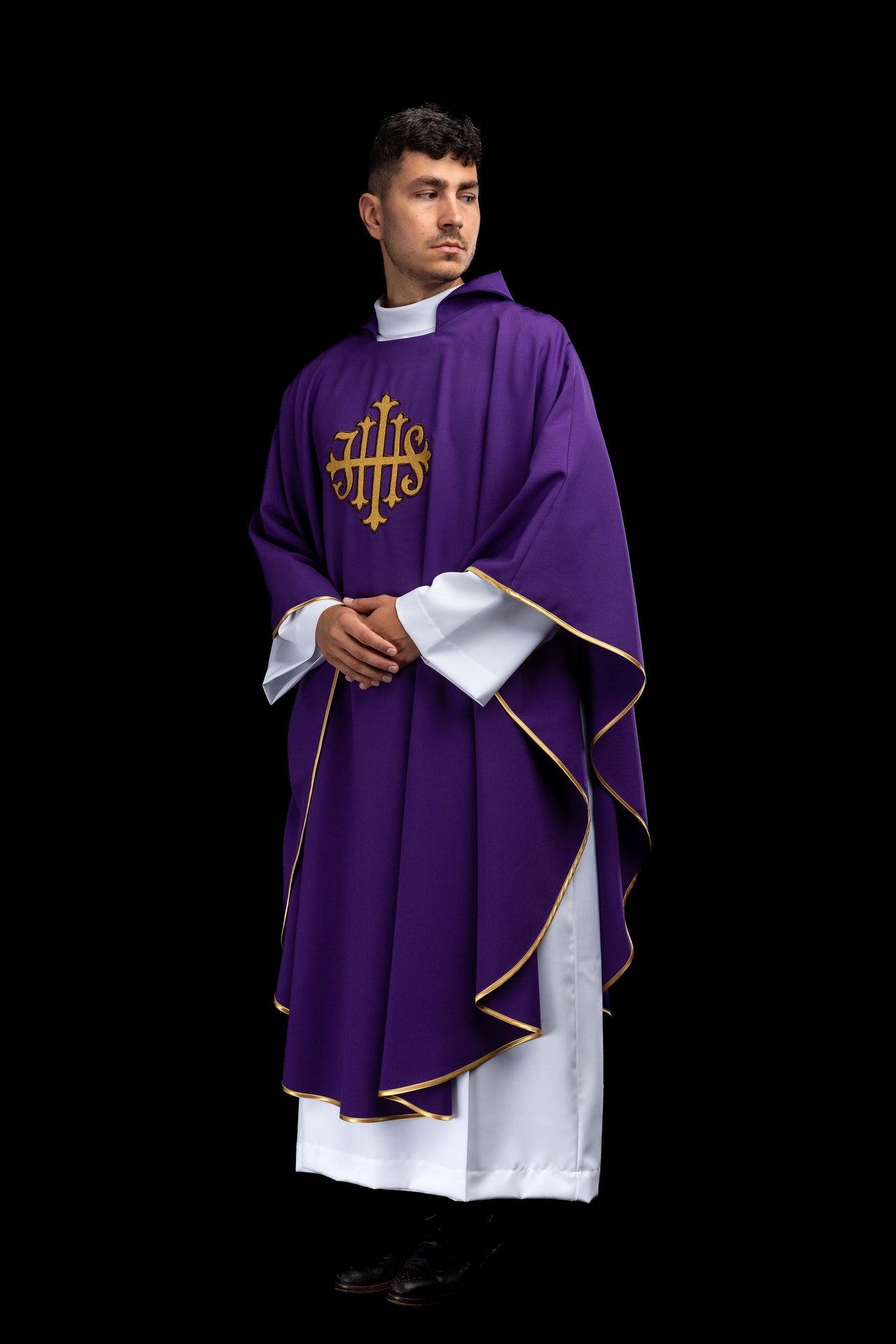 Chasuble brodée avec symbole JHS et large col violette