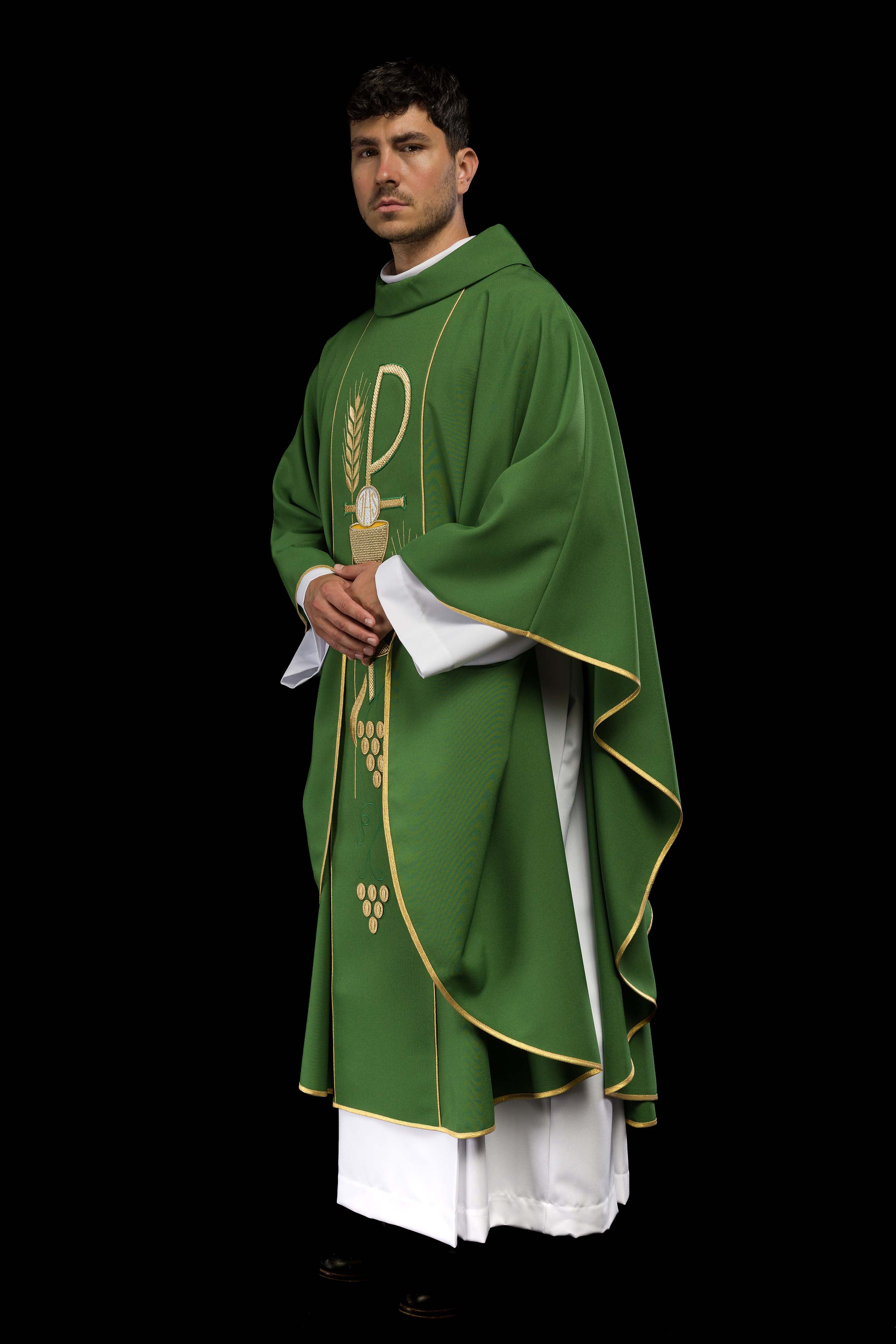 Chasuble verte brodée d'un calice IHS