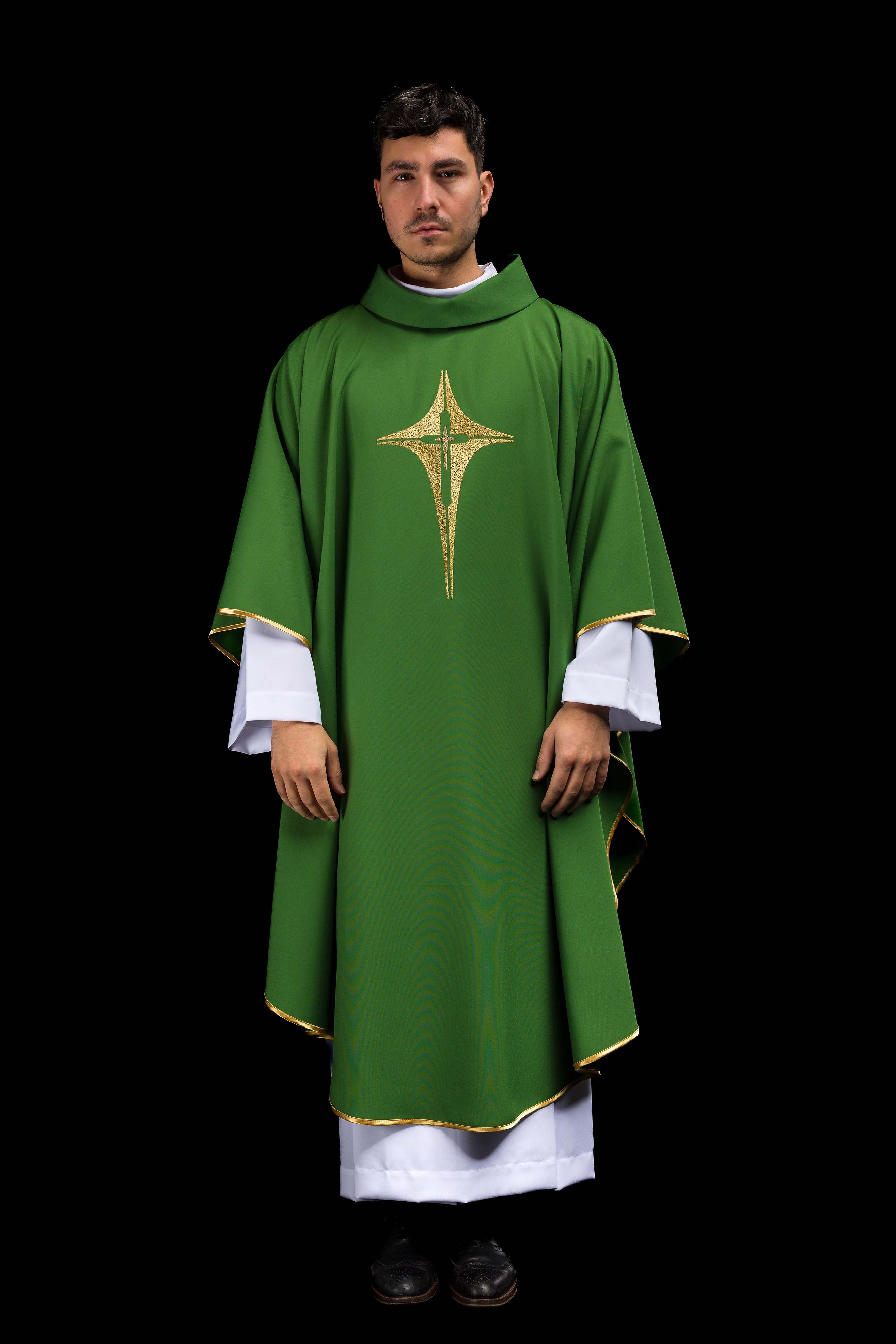 Chasuble brodée verte avec croix