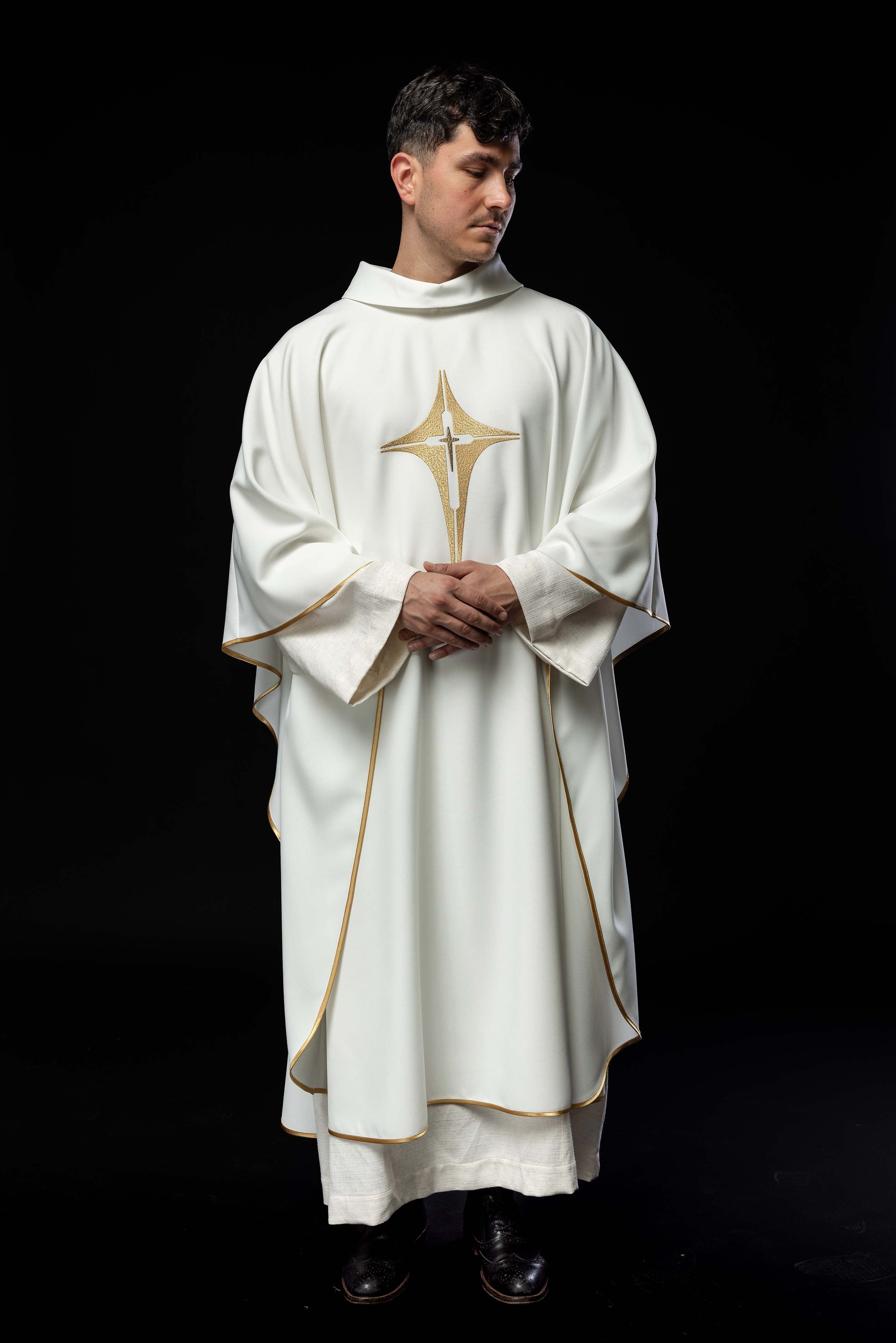 Chasuble brodée avec motif de croix