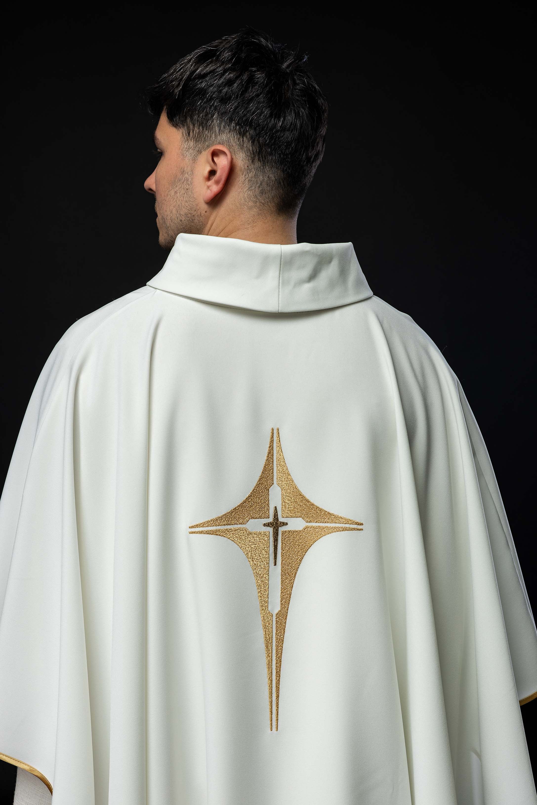 Chasuble brodée avec motif de croix