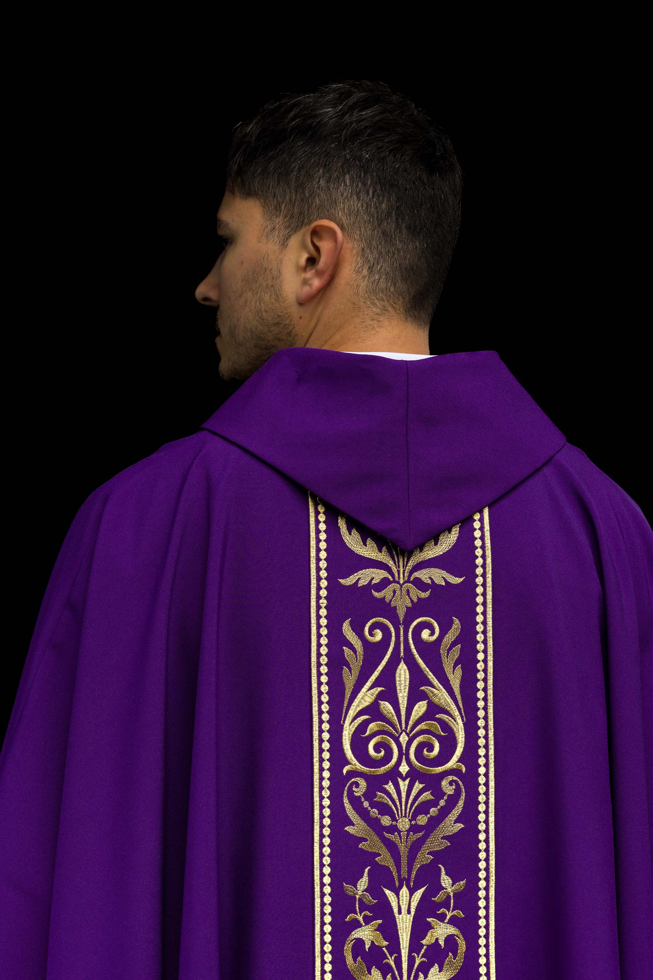 Chasuble liturgique violette ornée d'une ceinture brodée d'or