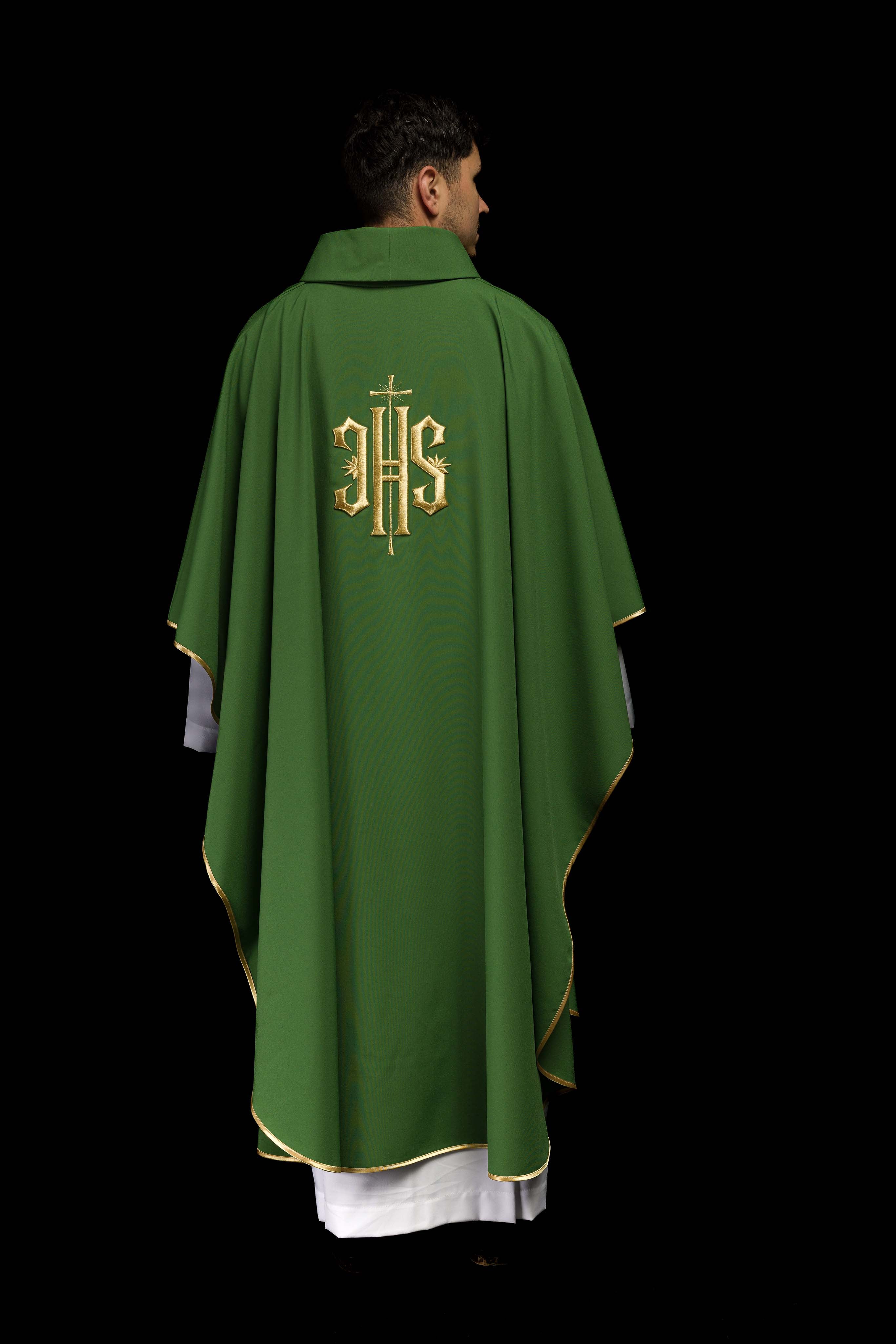 Chasuble brodée verte avec motif IHS doré