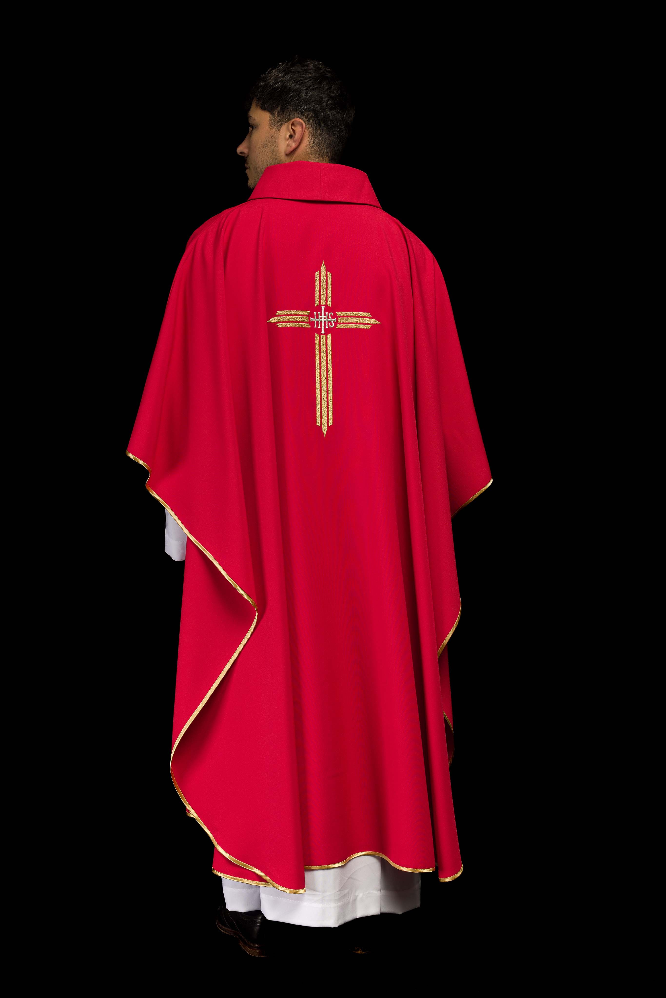 Chasuble rouge brodée de la croix IHS