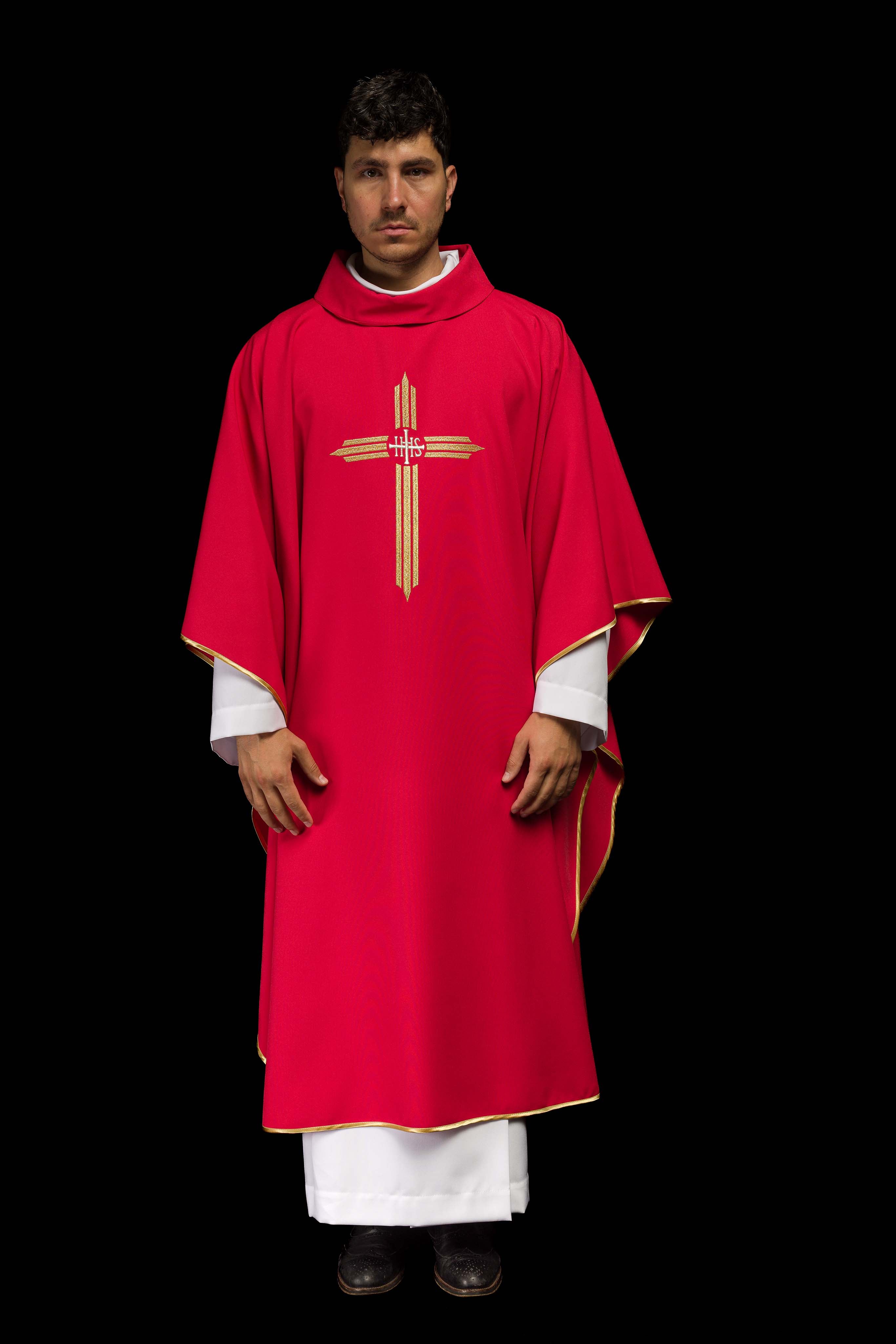 Chasuble rouge brodée de la croix IHS