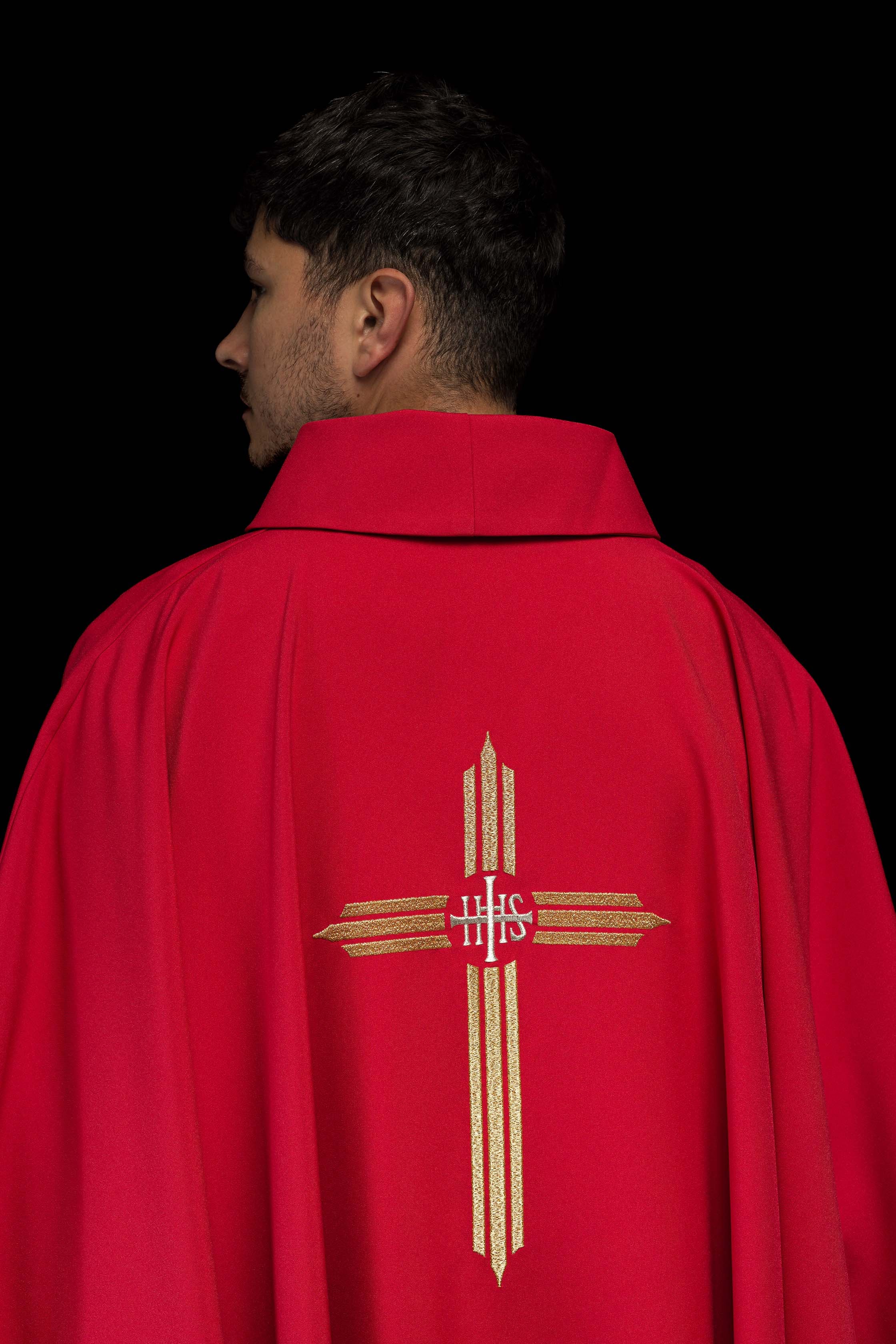 Chasuble rouge brodée de la croix IHS
