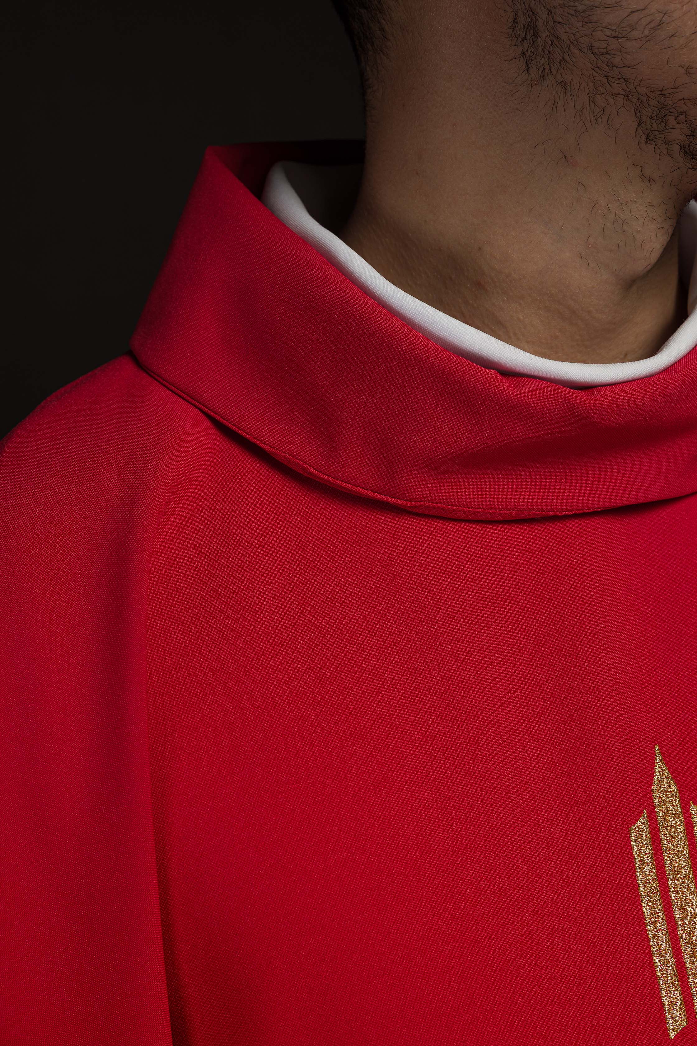 Chasuble rouge brodée de la croix IHS