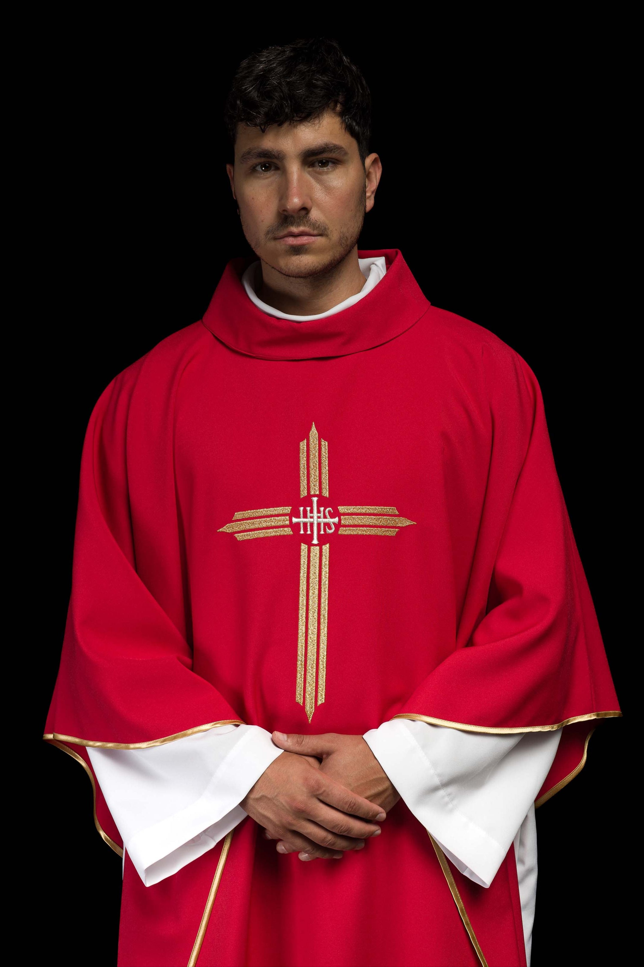 Chasuble rouge brodée de la croix IHS