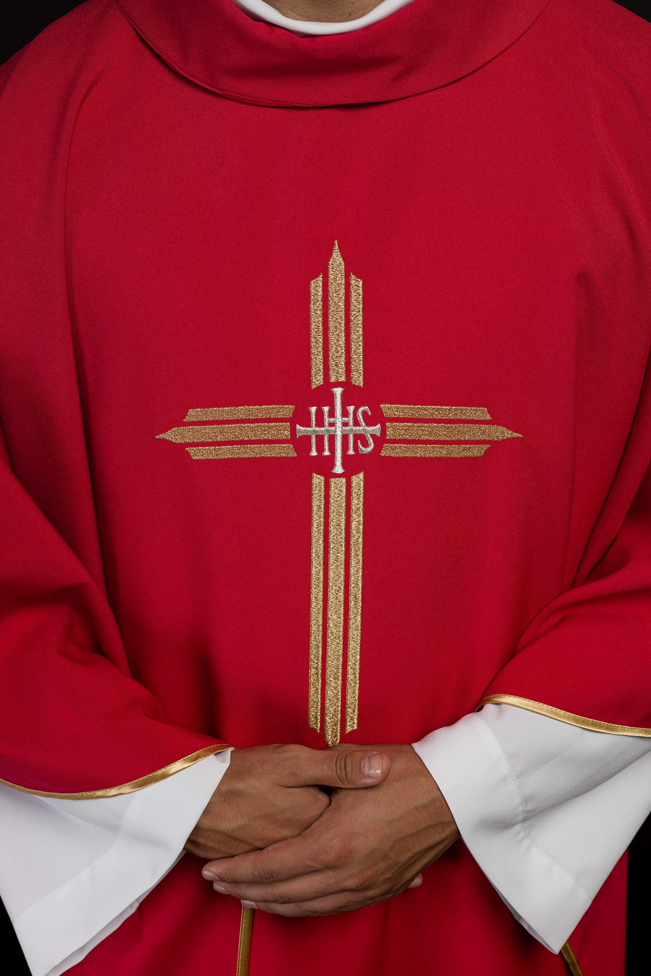 Chasuble rouge brodée de la croix IHS