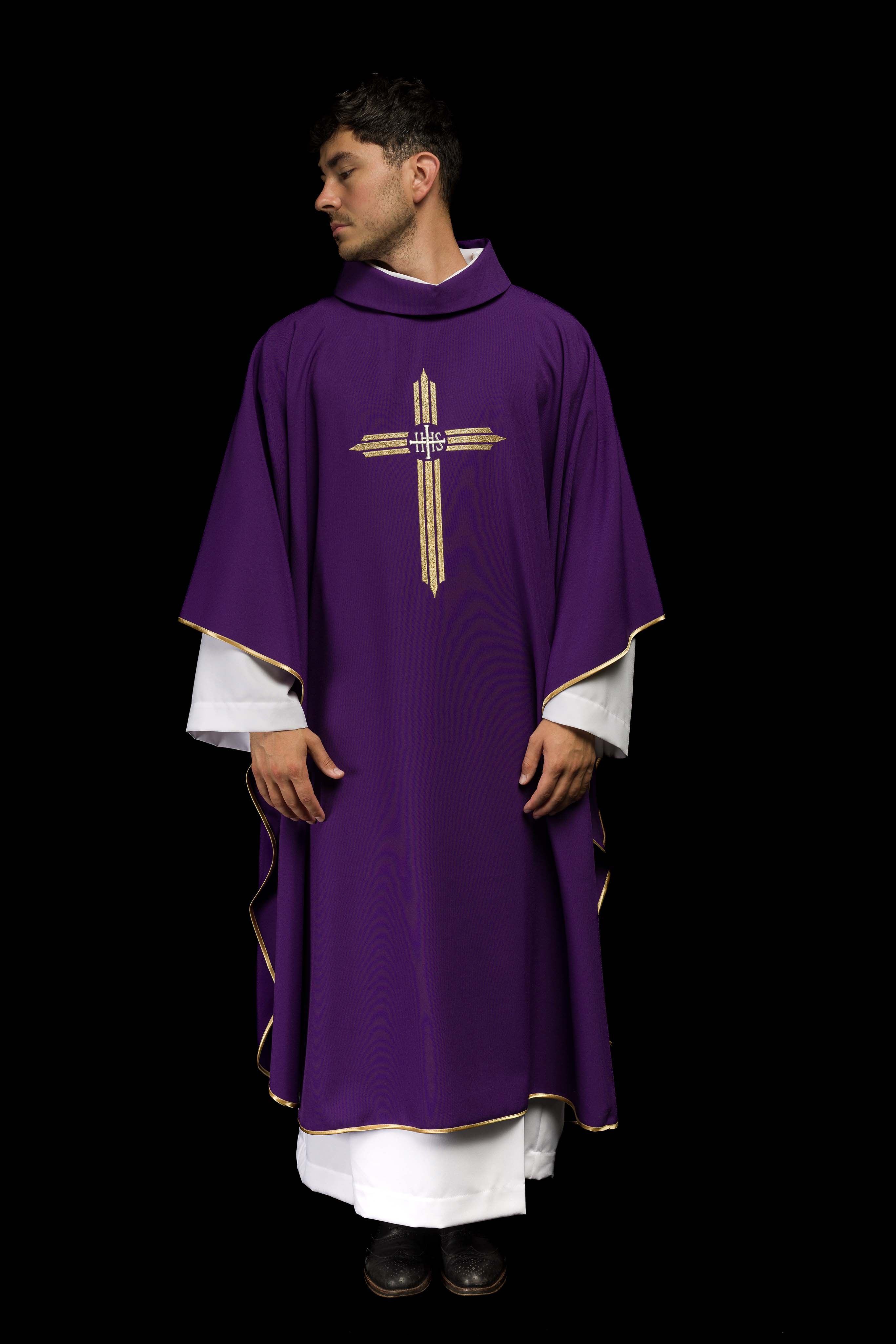 Chasuble brodée en violet avec la croix IHS