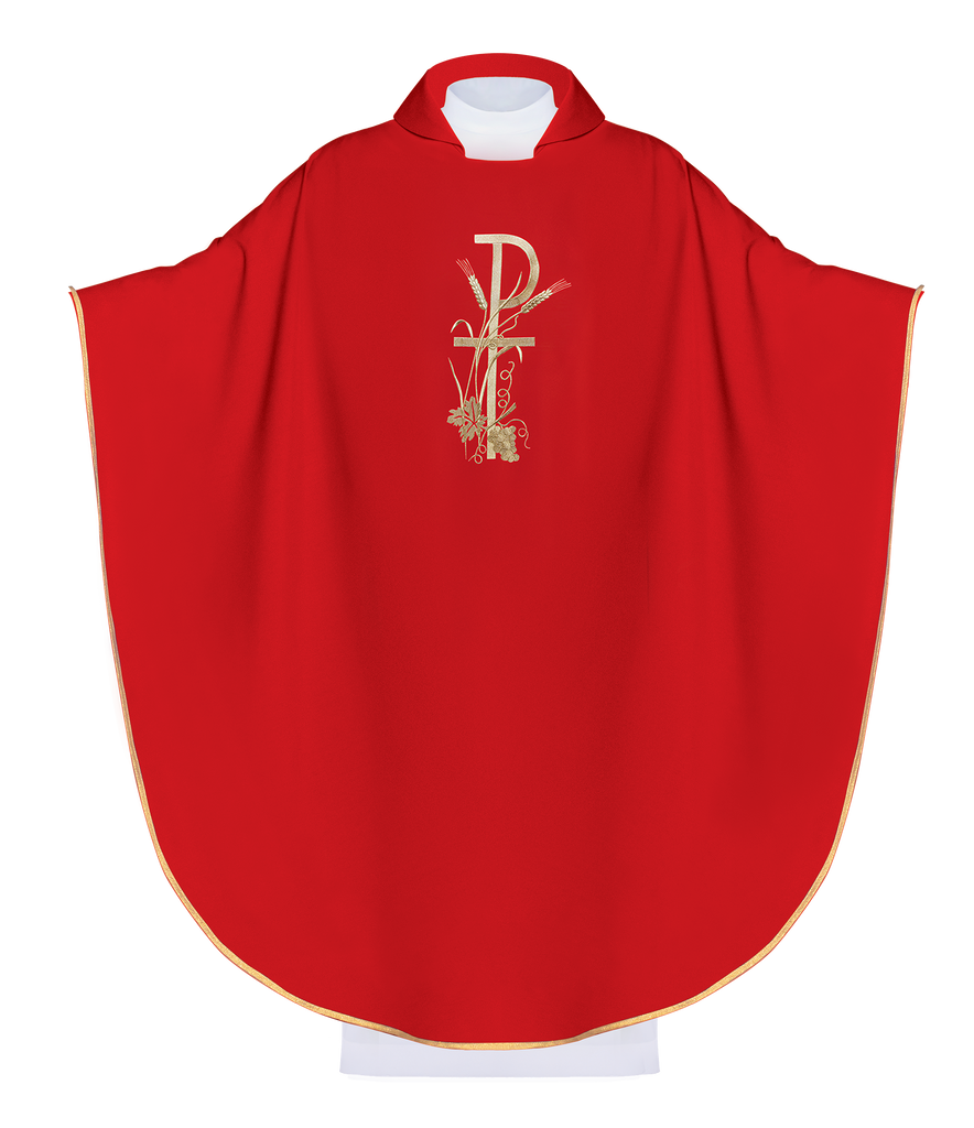 Czerwony ornat z szerokim kołnierzem i złotym haftem krzyża