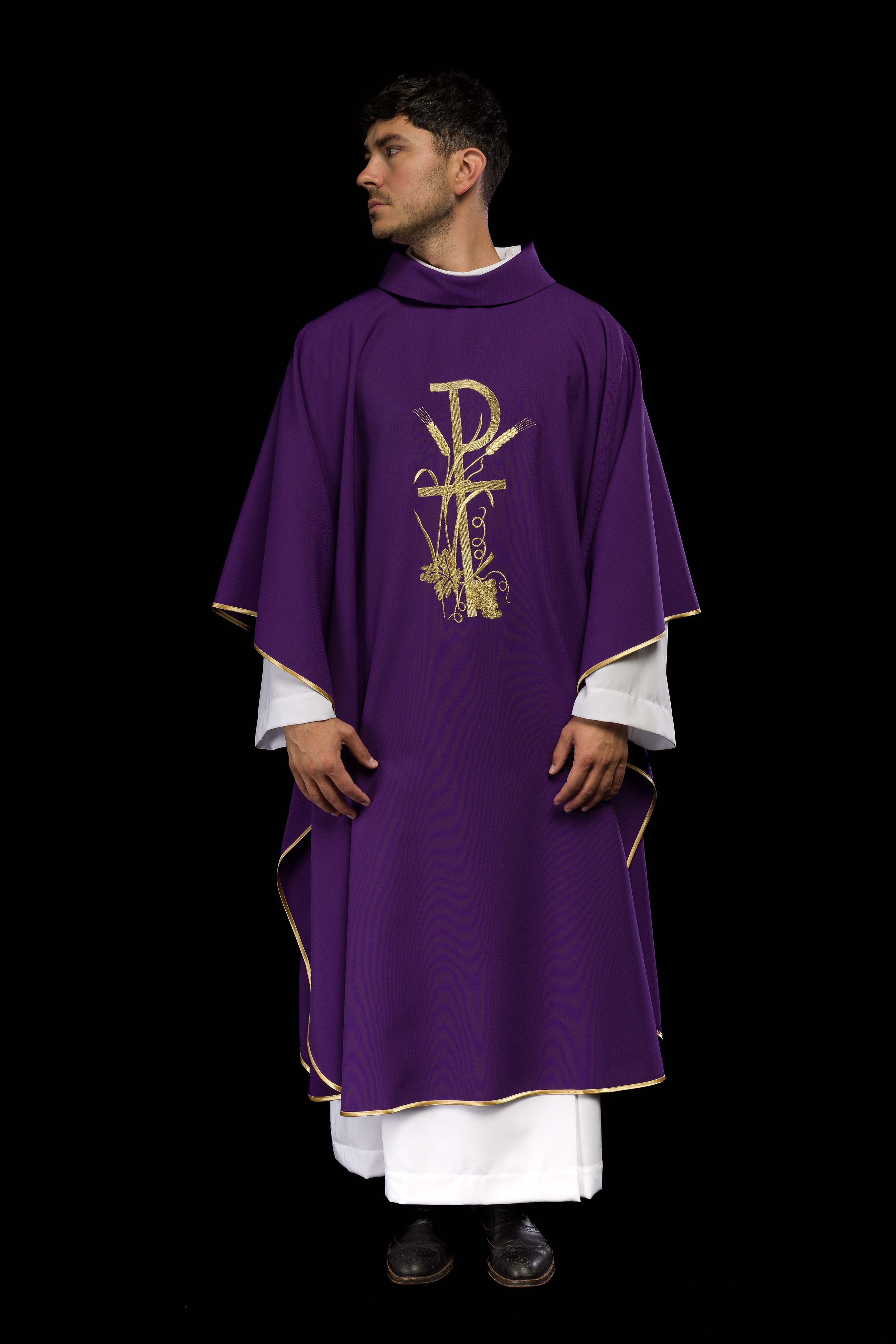 Chasuble violette avec broderie de croix dorée