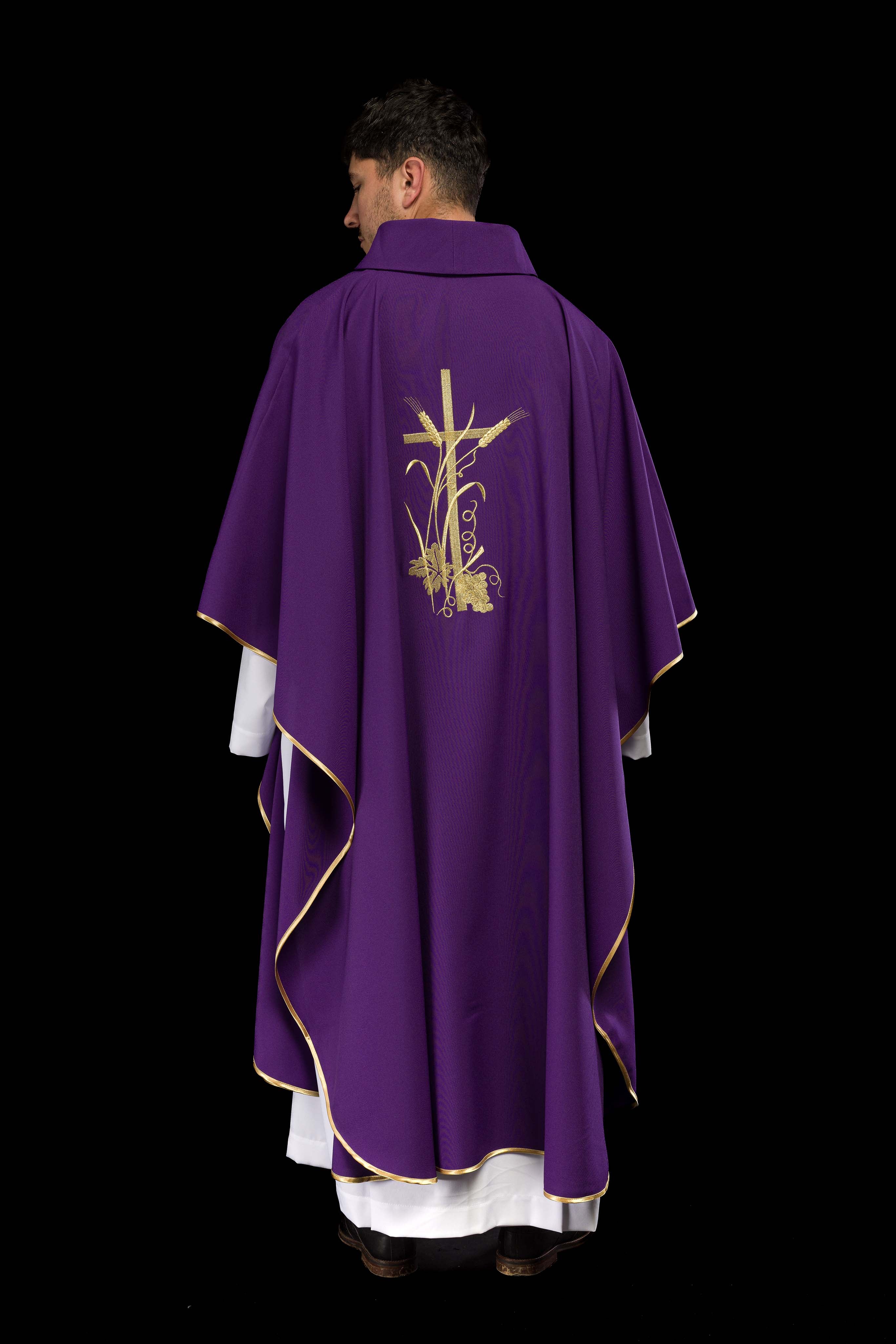 Chasuble violette avec broderie de croix dorée