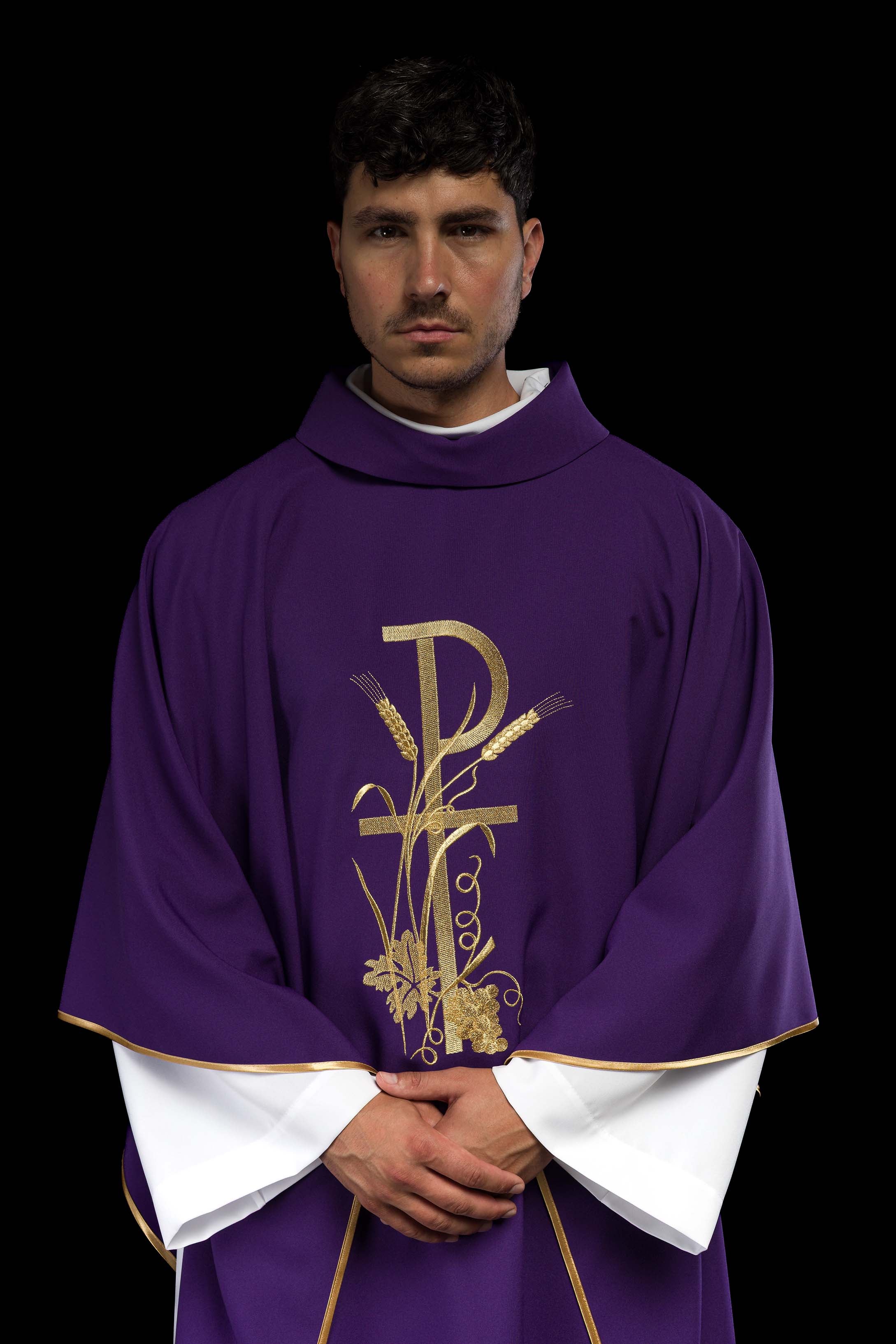 Chasuble violette avec broderie de croix dorée