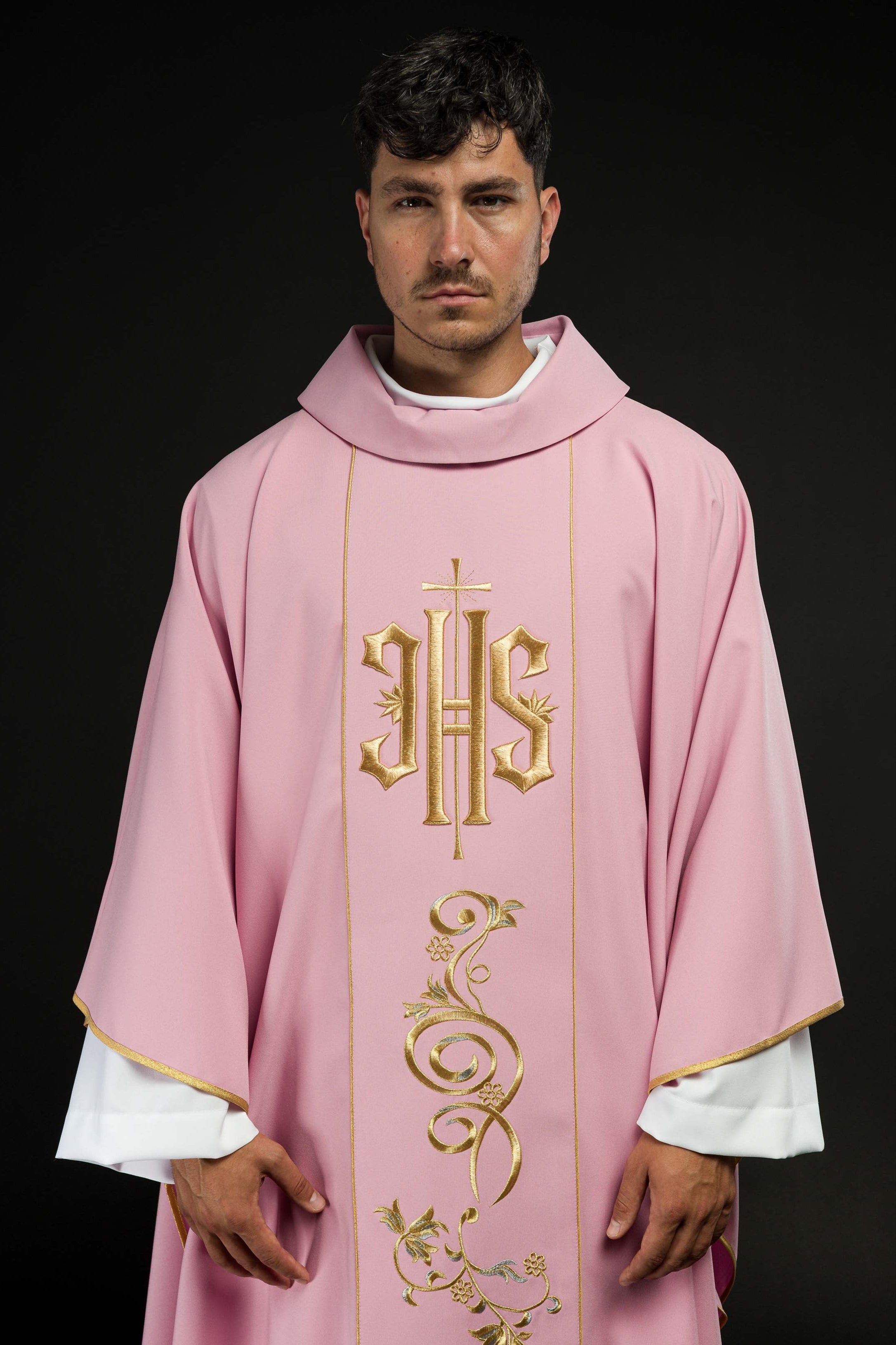 Chasuble brodée IHS rose