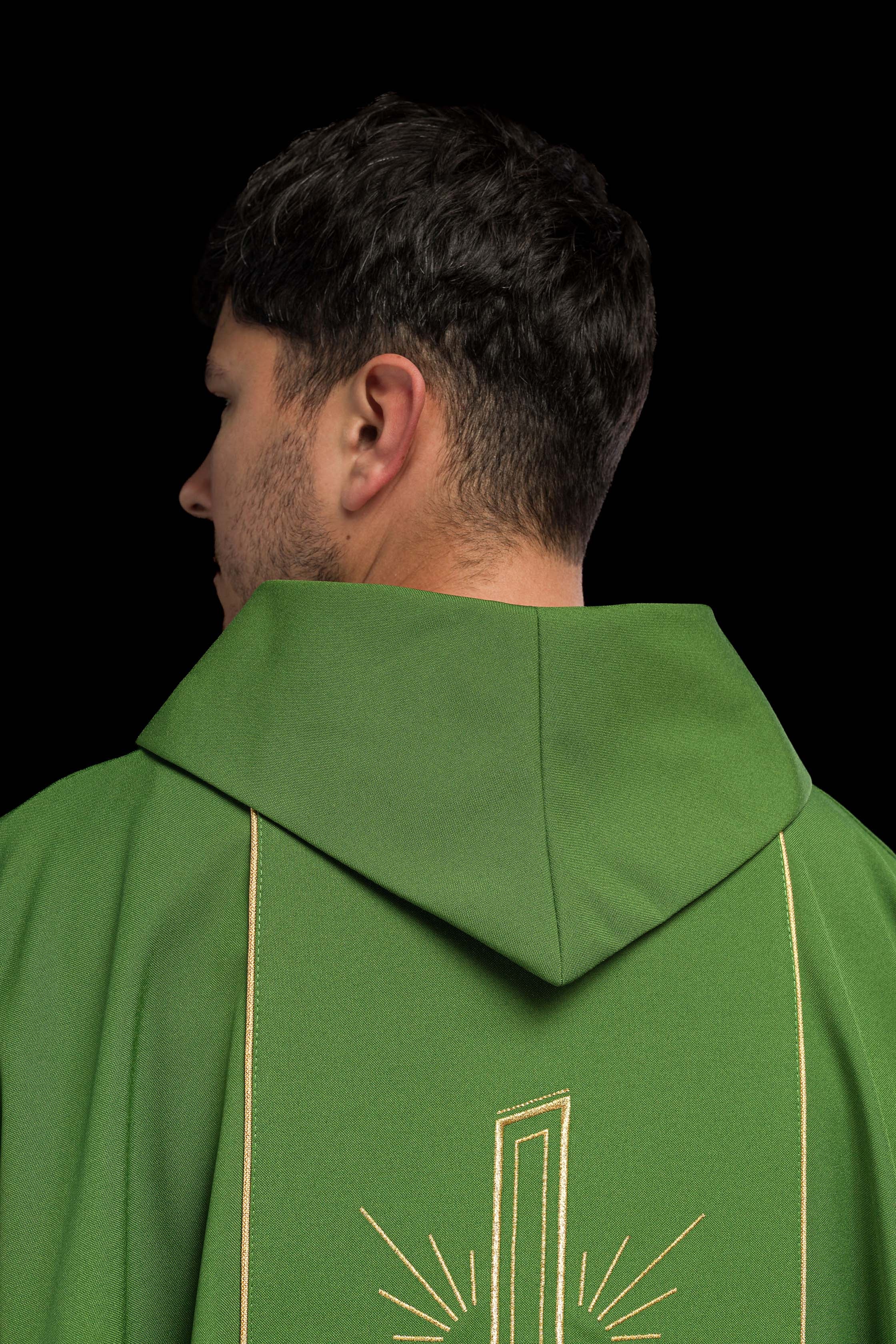 Chasuble verte avec une large croix IHS brodée de bandes dorées