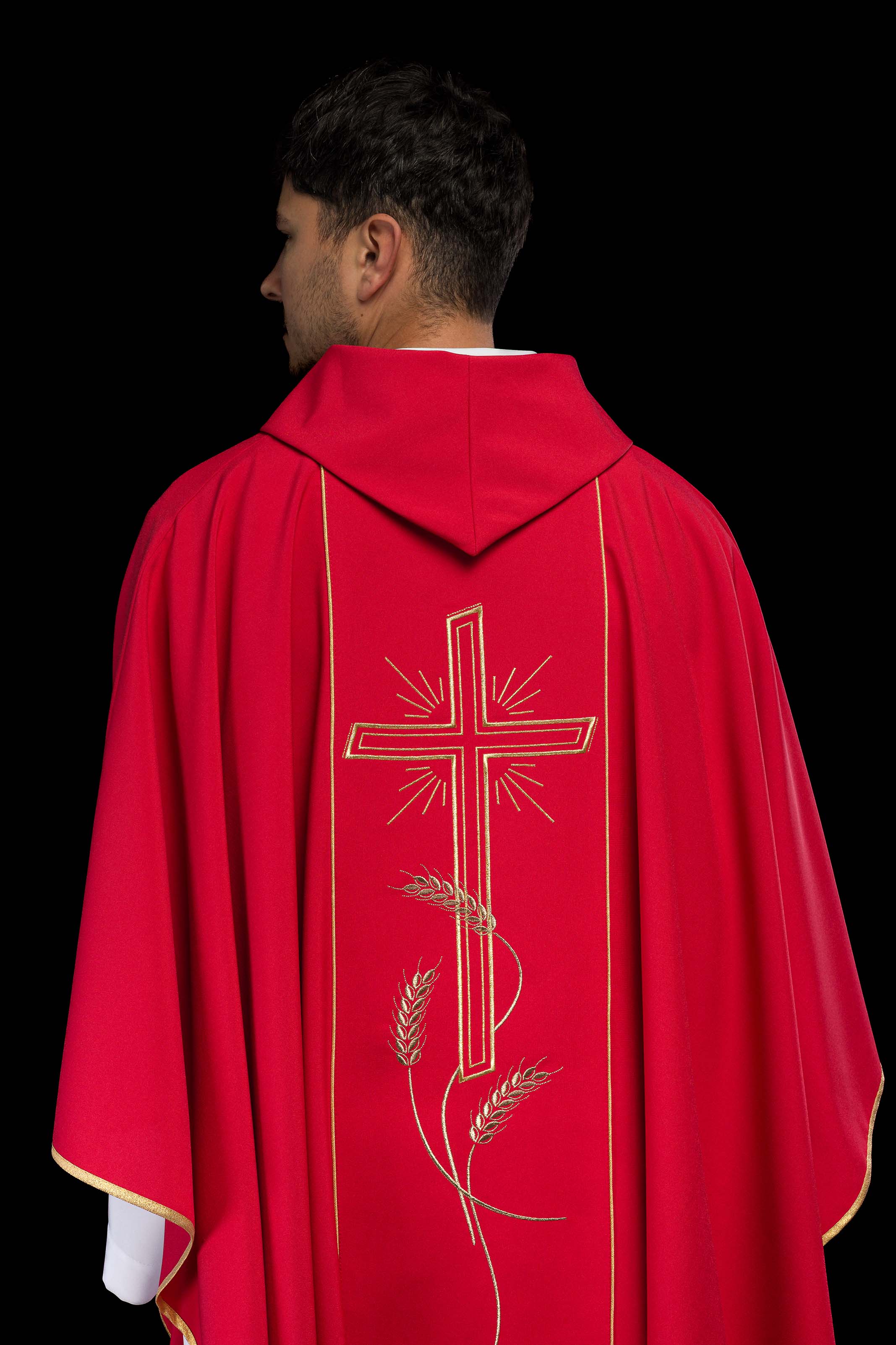 Chasuble rouge avec une large croix IHS brodée de bandes dorées