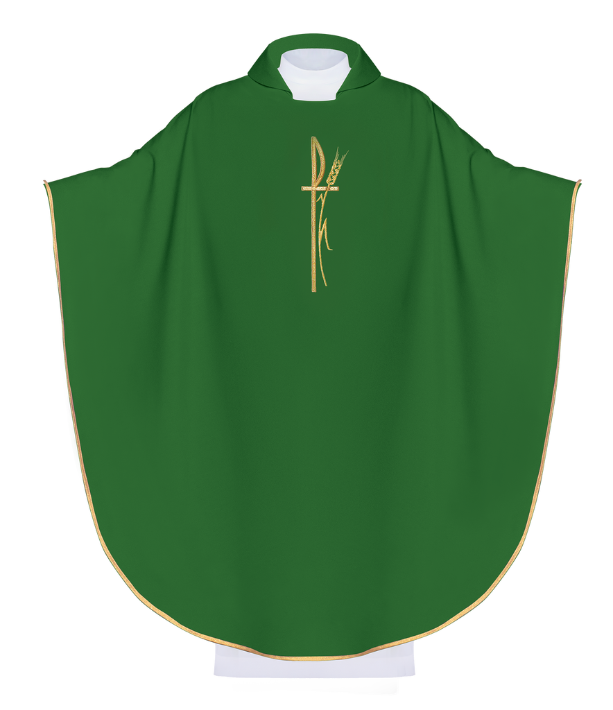 Zielony ornat liturgiczny z szerokim kołnierzem i delikatnie haftowanym krzyżem