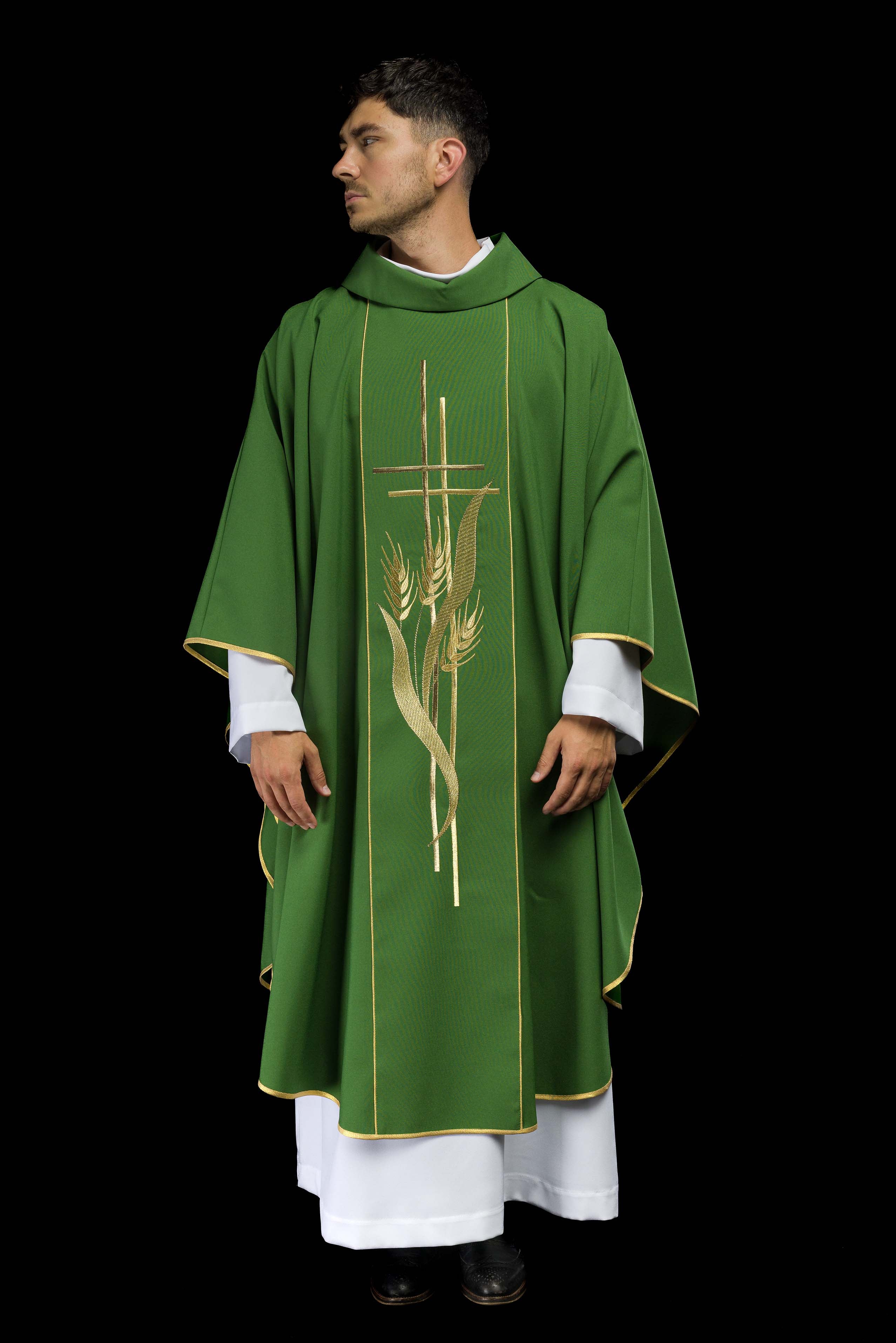 Chasuble verte brodée de motifs de croix et d'oreilles