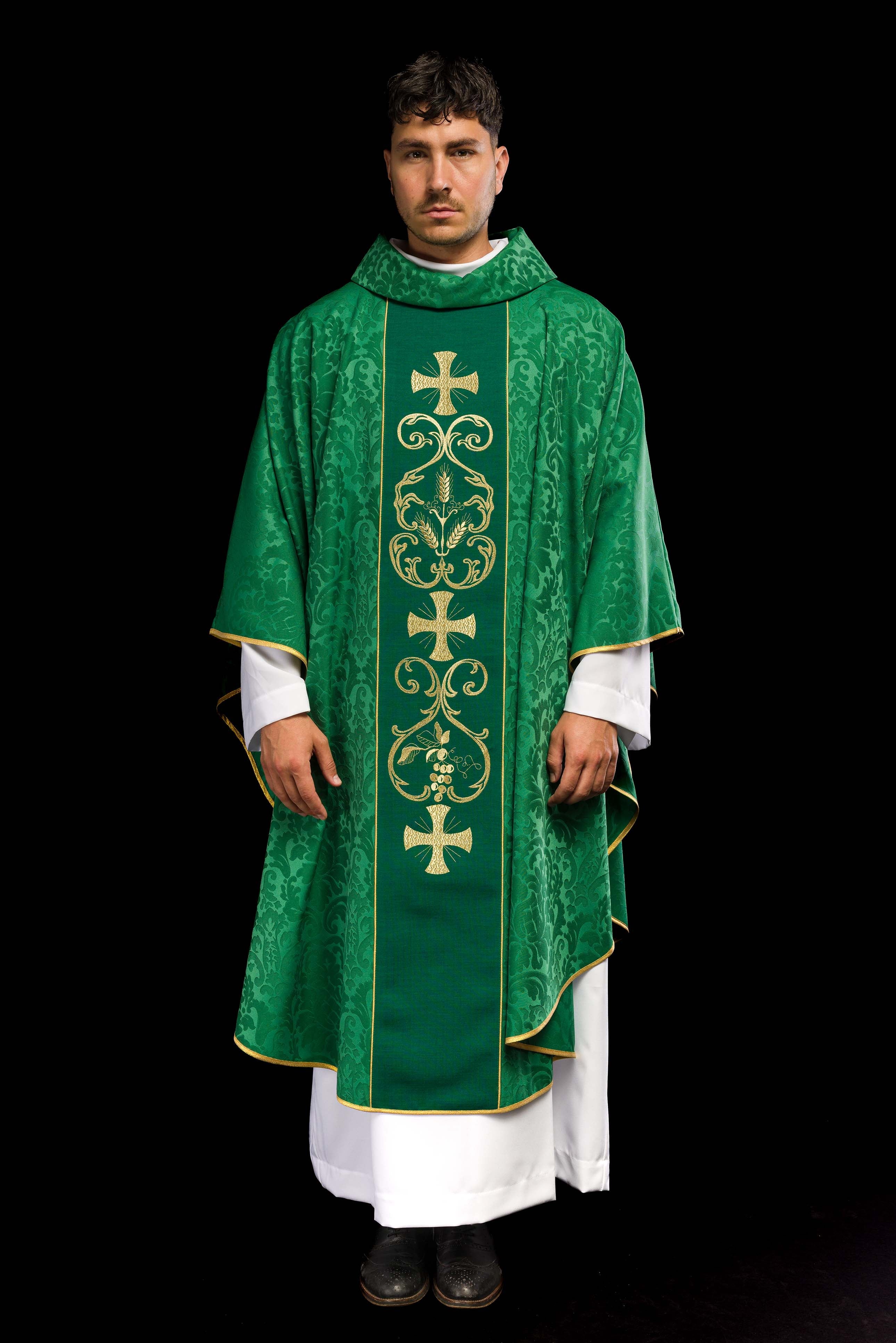 Chasuble liturgique verte ornée d'une ceinture brodée