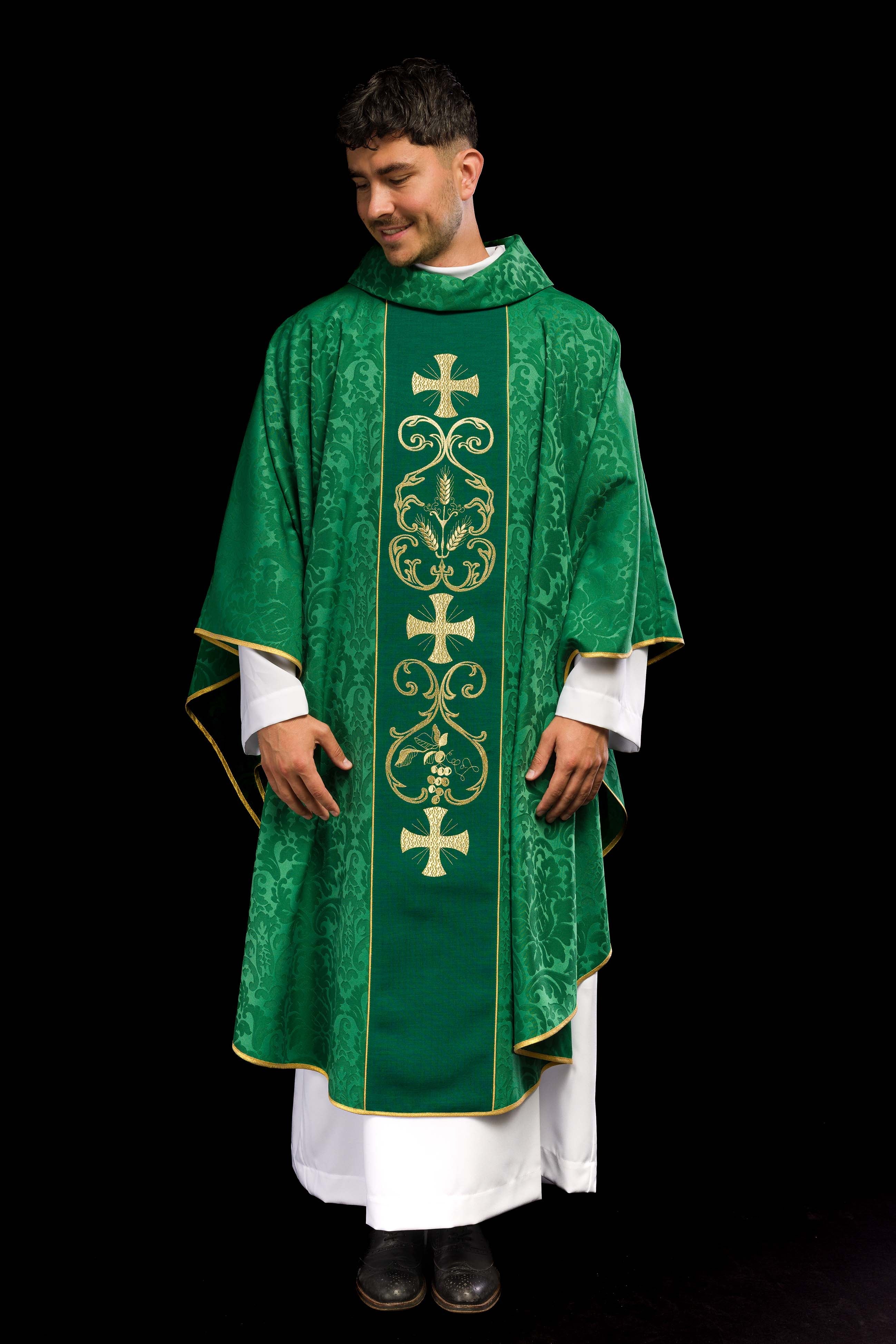 Chasuble liturgique verte ornée d'une ceinture brodée