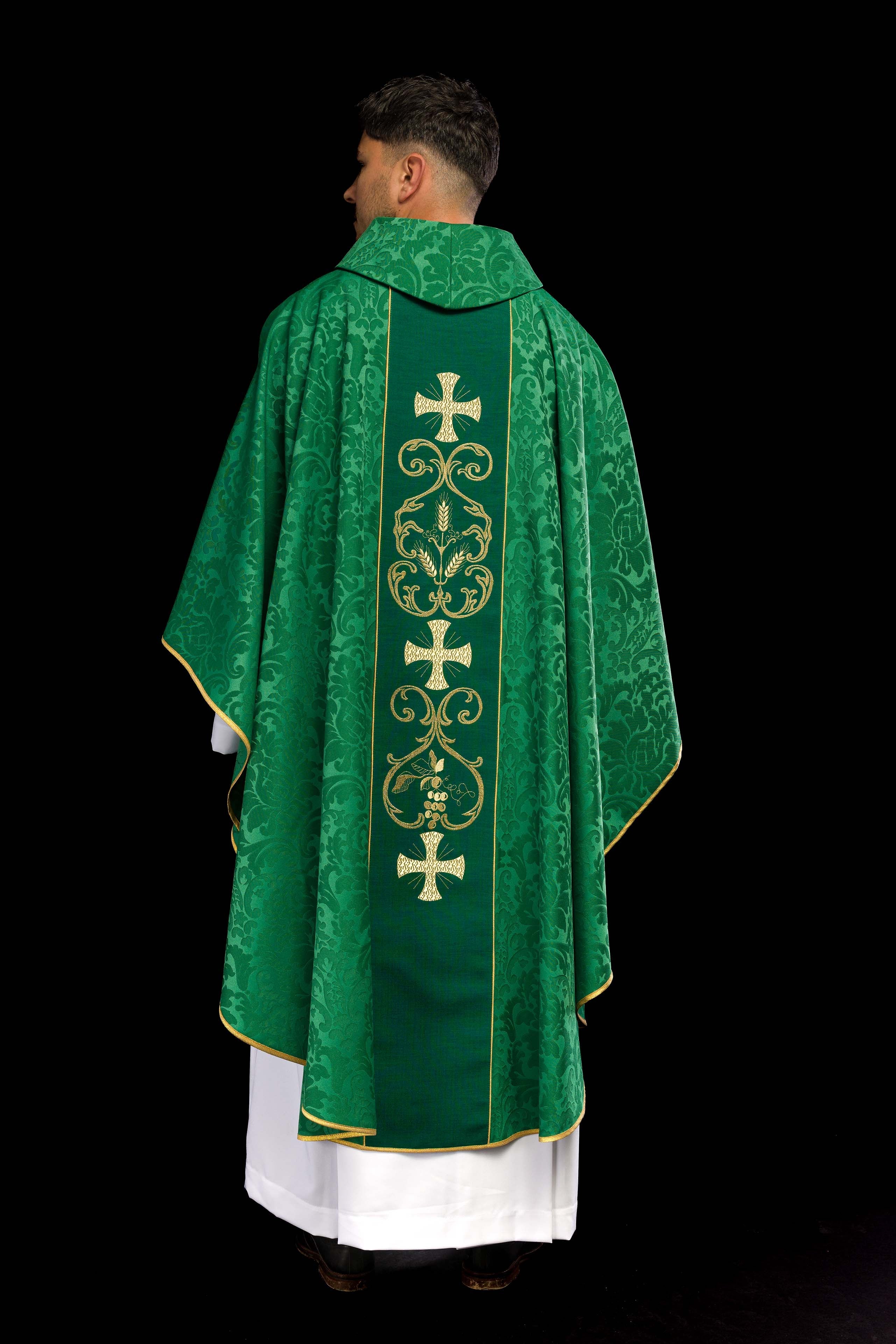 Chasuble liturgique verte ornée d'une ceinture brodée