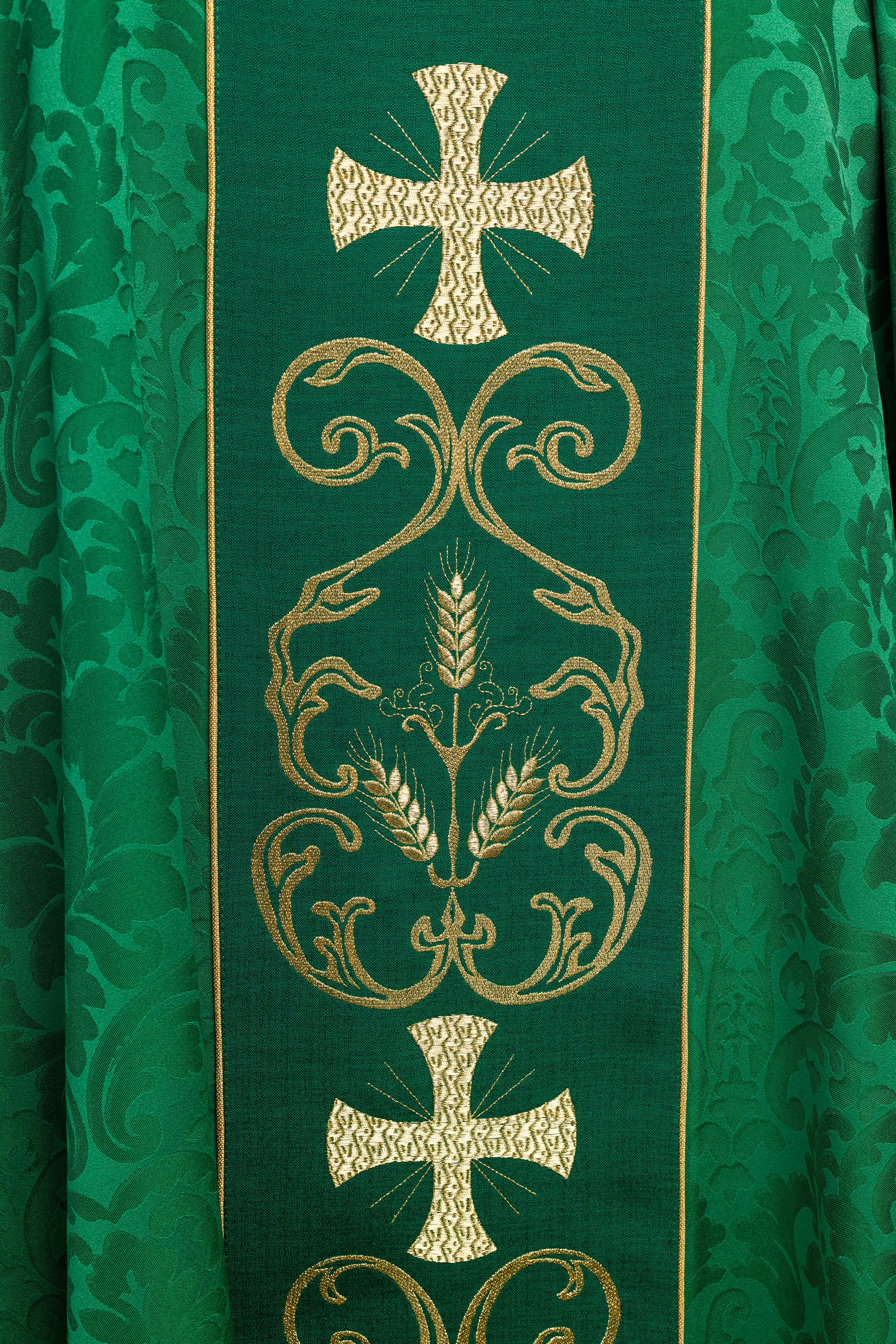 Chasuble liturgique verte ornée d'une ceinture brodée