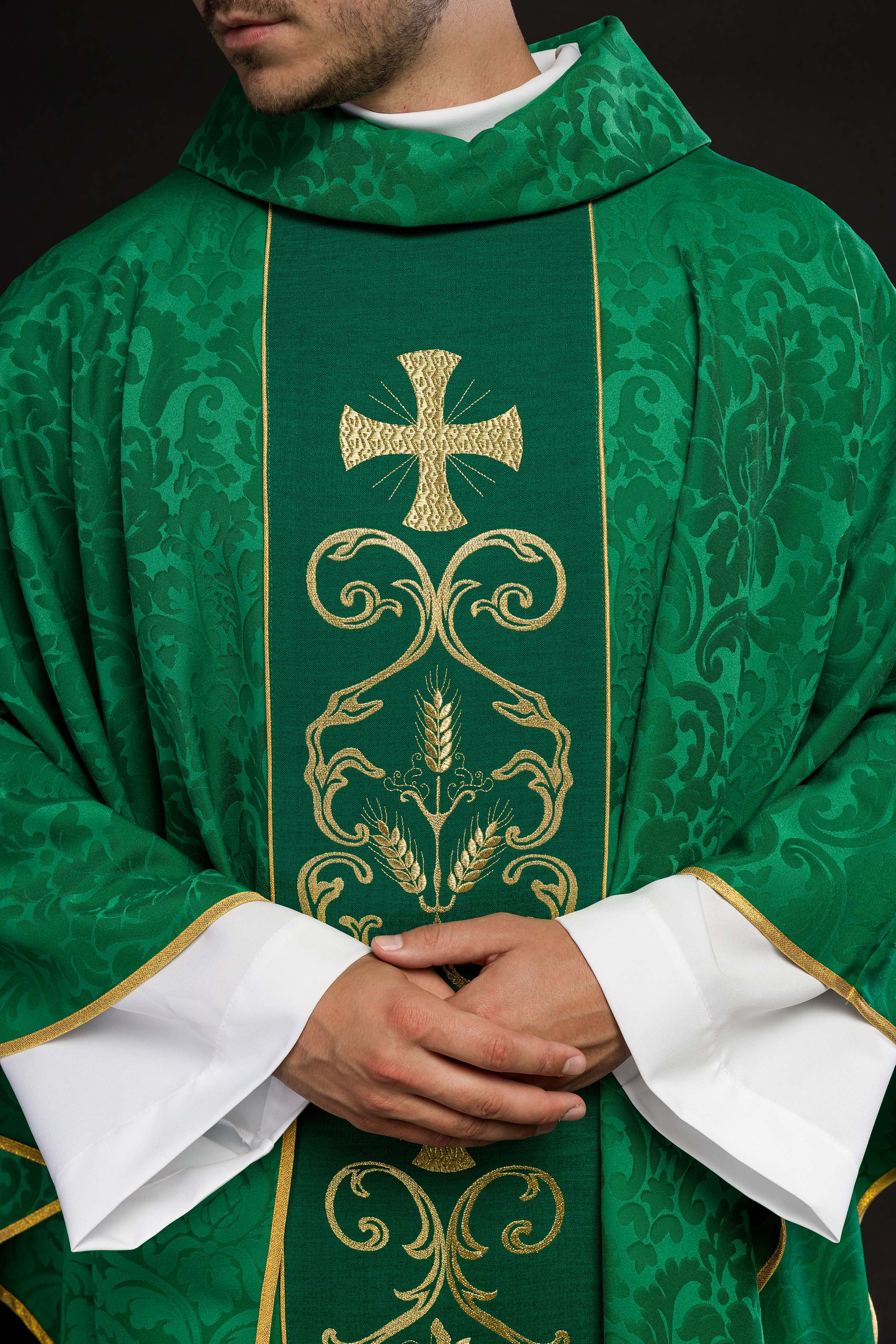 Chasuble liturgique verte ornée d'une ceinture brodée