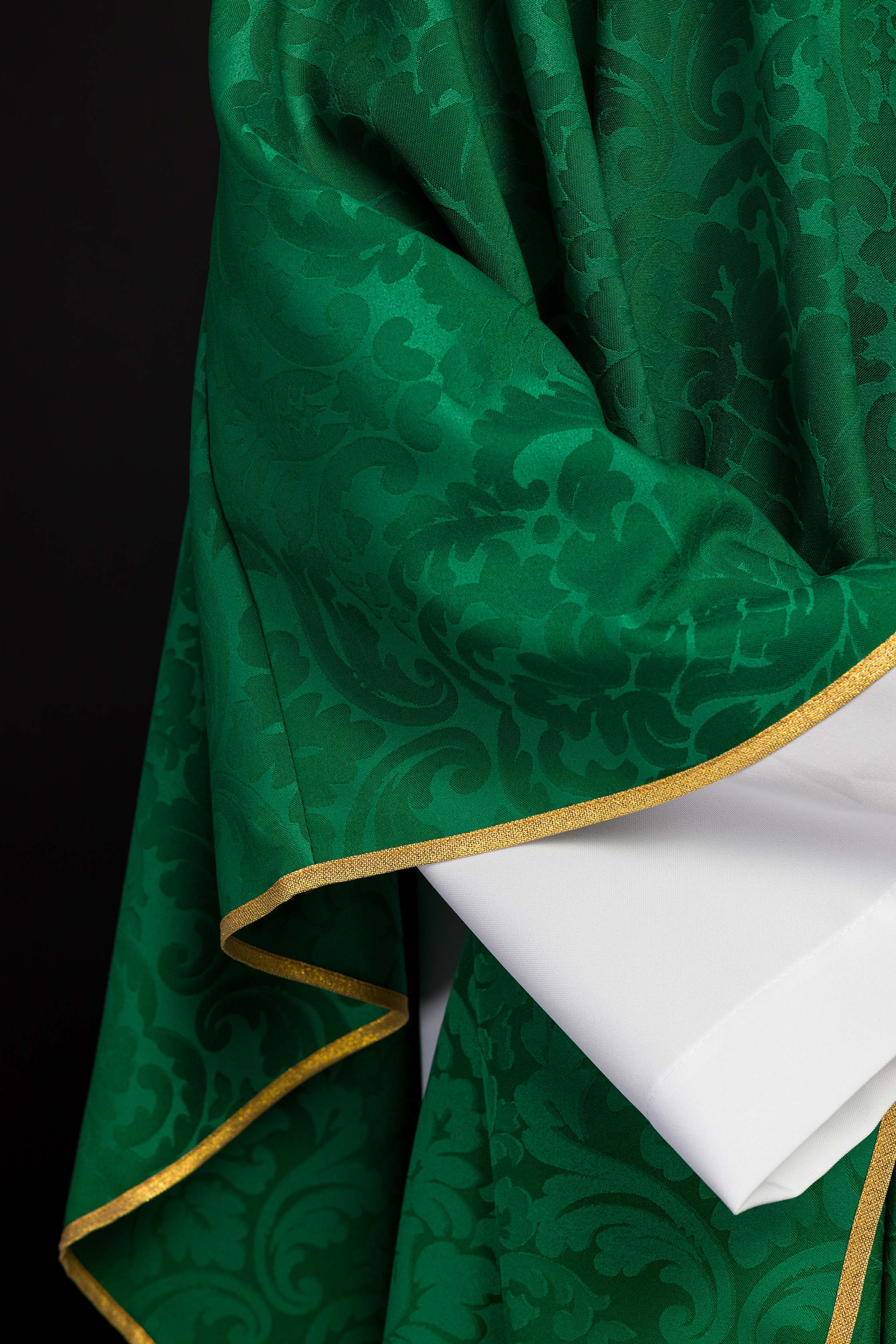 Chasuble liturgique verte ornée d'une ceinture brodée