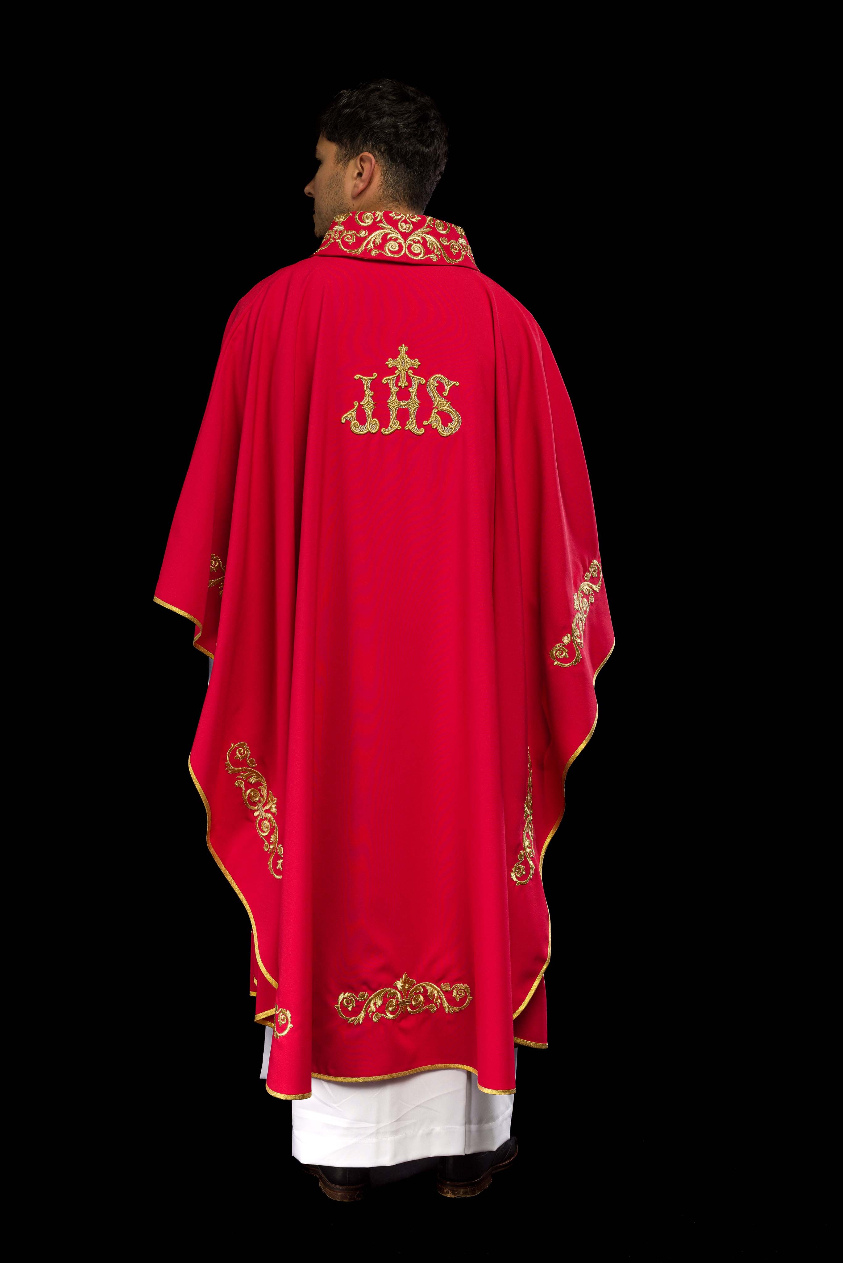 Chasuble rouge avec broderie IHS dorée et garniture décorative