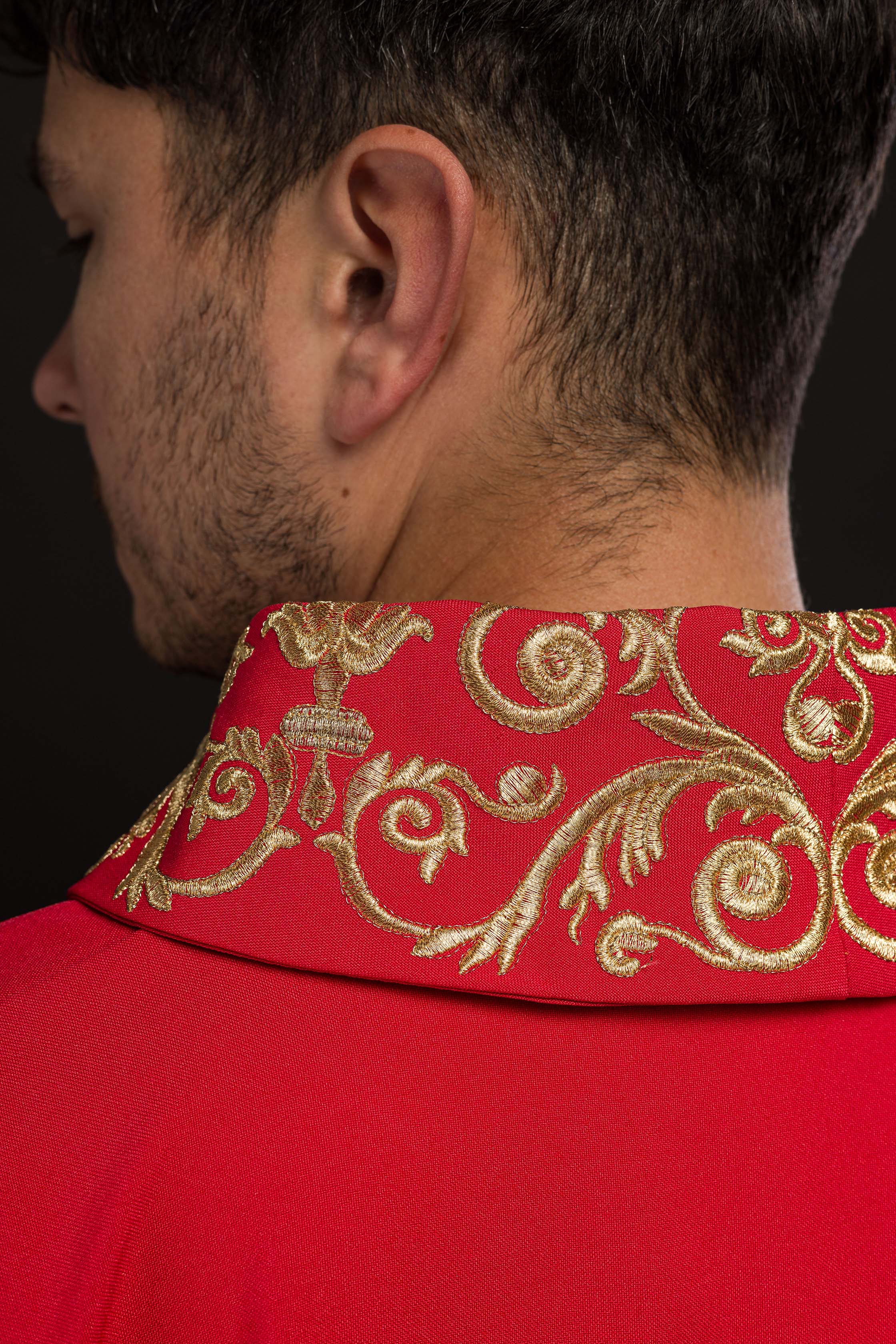 Chasuble rouge avec broderie IHS dorée et garniture décorative