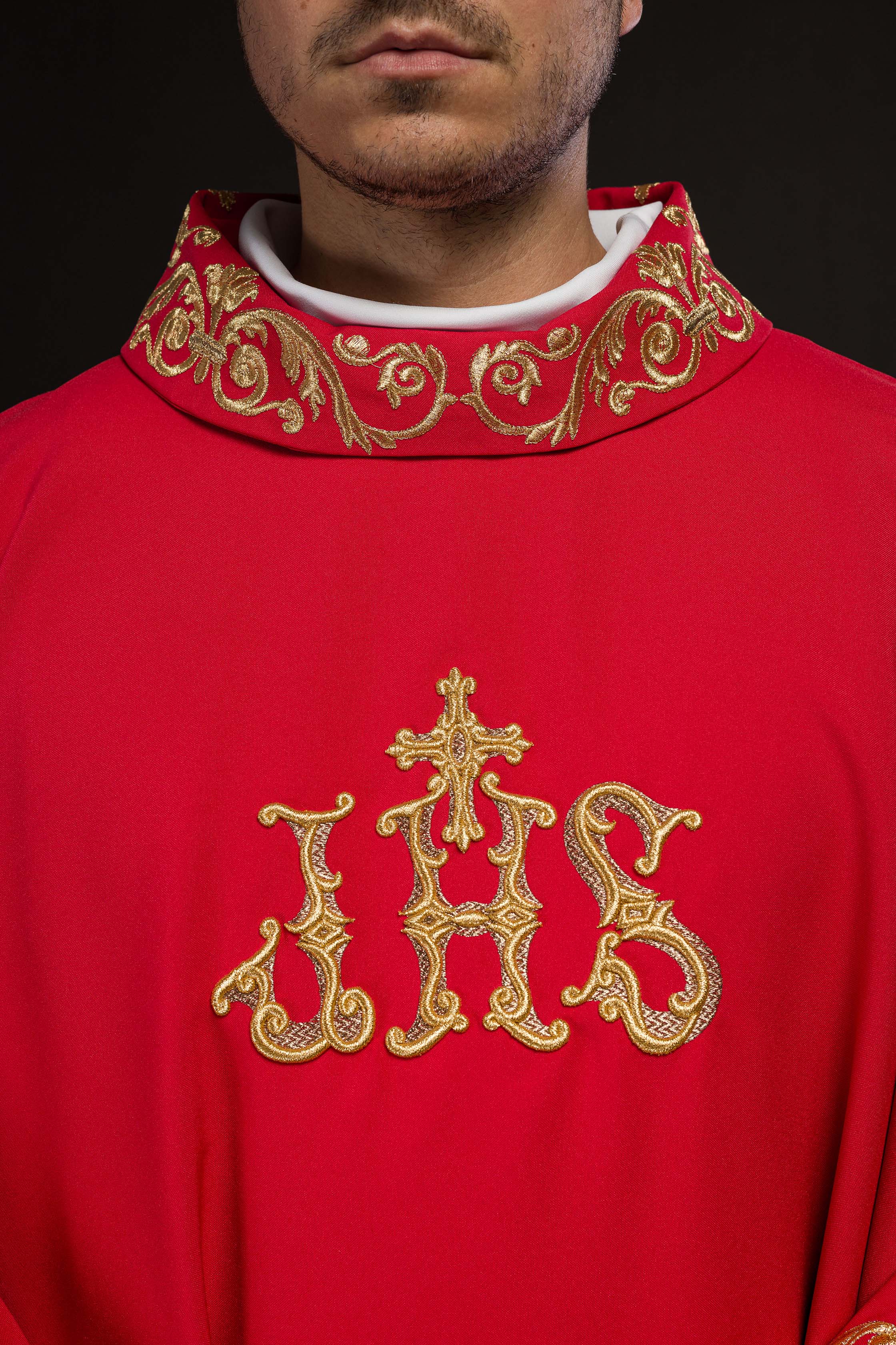 Chasuble rouge avec broderie IHS dorée et garniture décorative