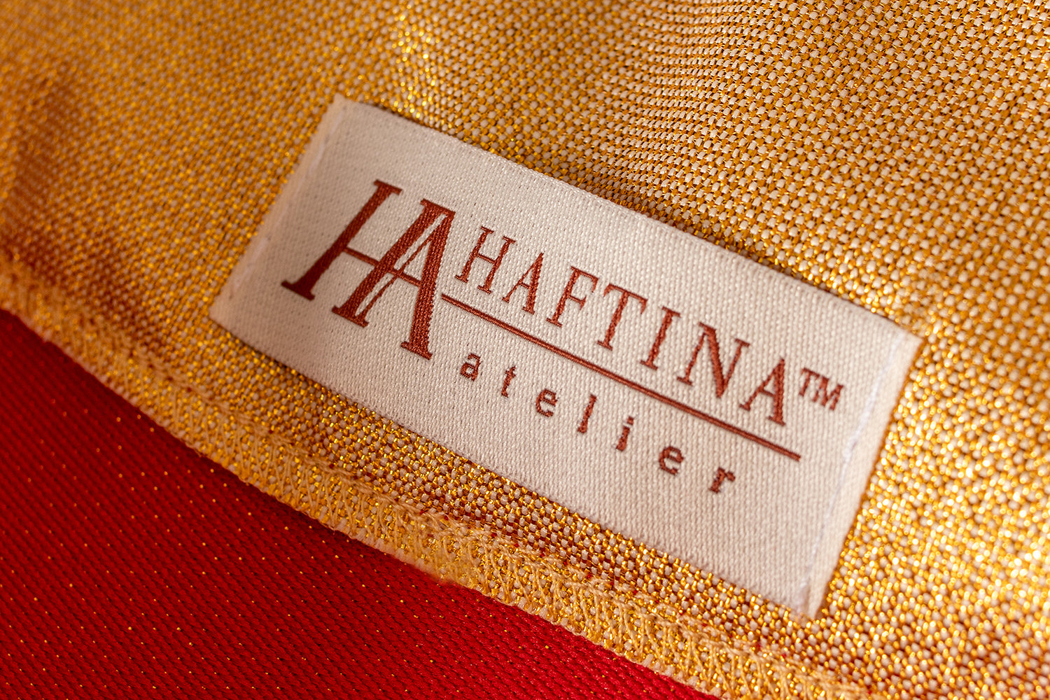 Chasuble brodée rouge avec motif IHS avec dorure